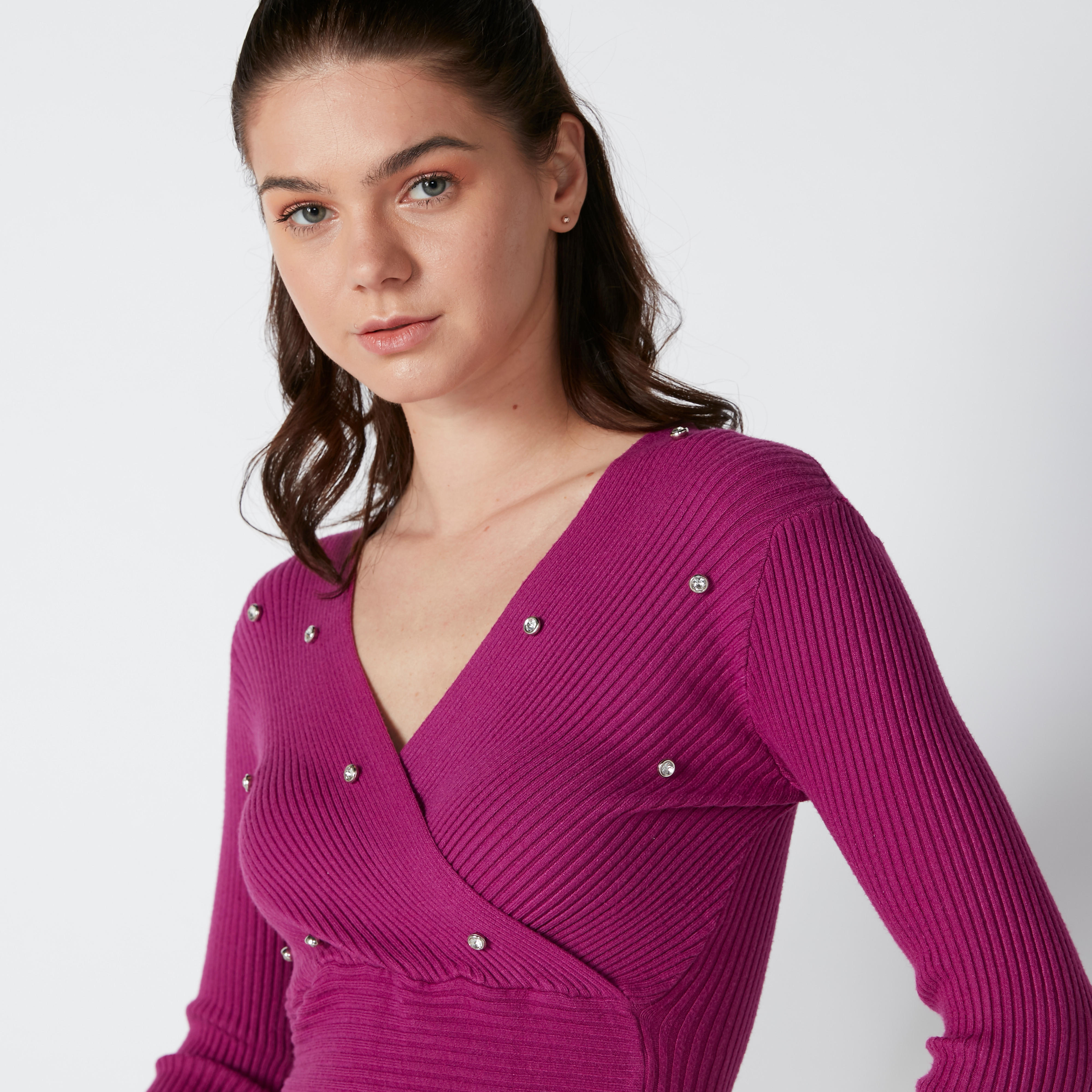 بلوزة مضلّعة ومرصّعة بياقة V وأكمام طويلة-women-clothing-shirtsandblouses-blouses-image-5