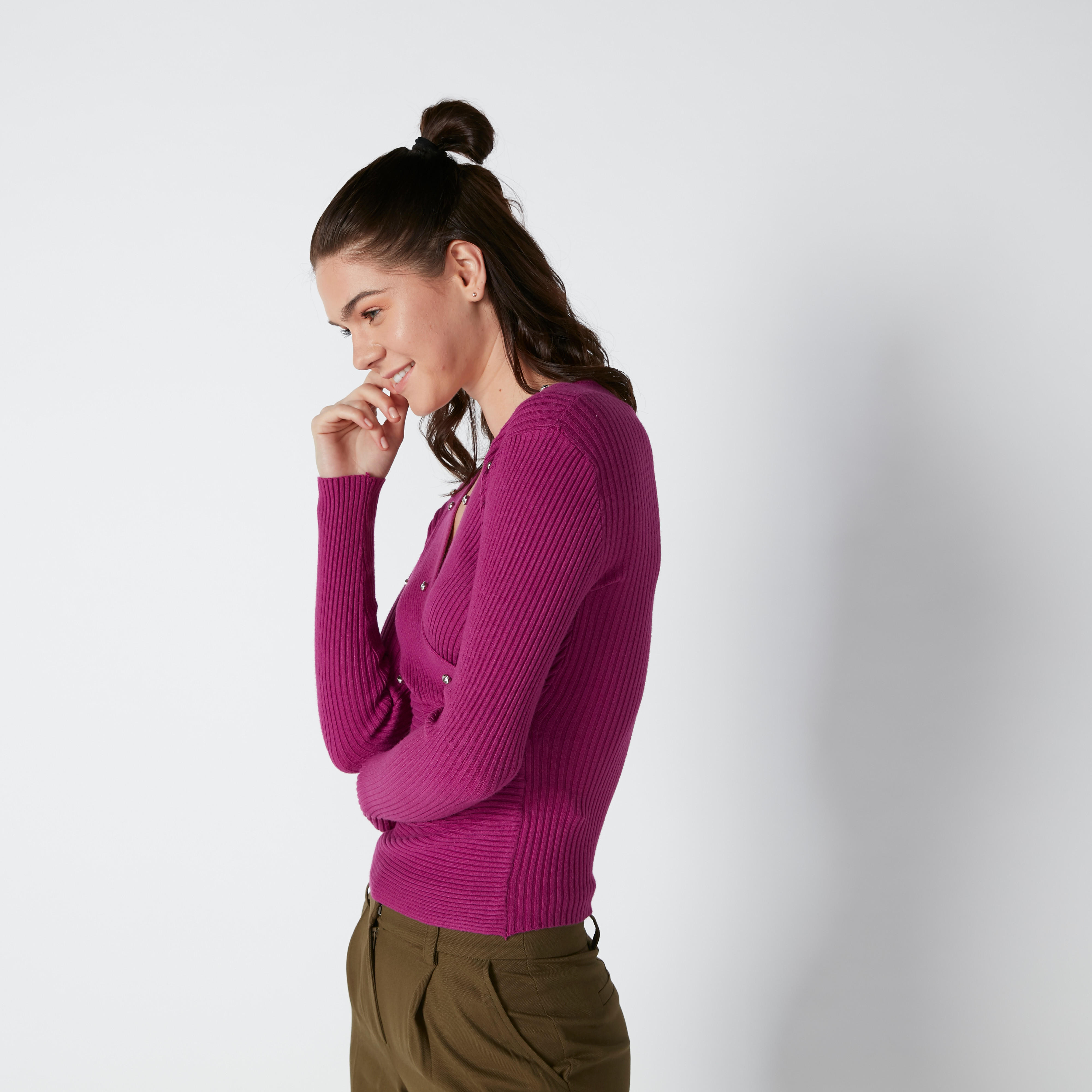 بلوزة مضلّعة ومرصّعة بياقة V وأكمام طويلة-women-clothing-shirtsandblouses-blouses-image-2