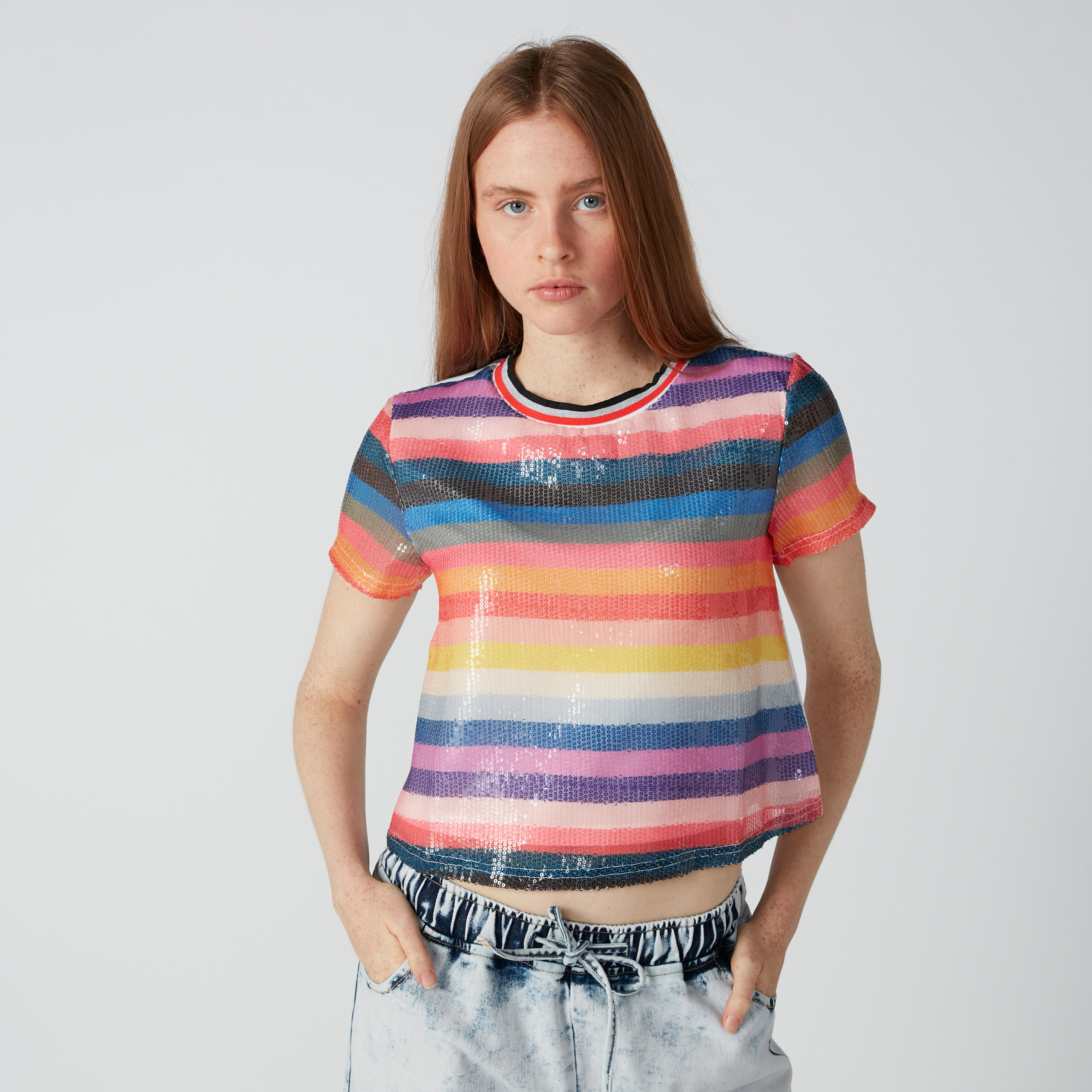 بلوزة قصيرة بياقة ضيّقة وأكمام قصيرة وتفاصيل ترتر-women-clothing-tshirts-image-1