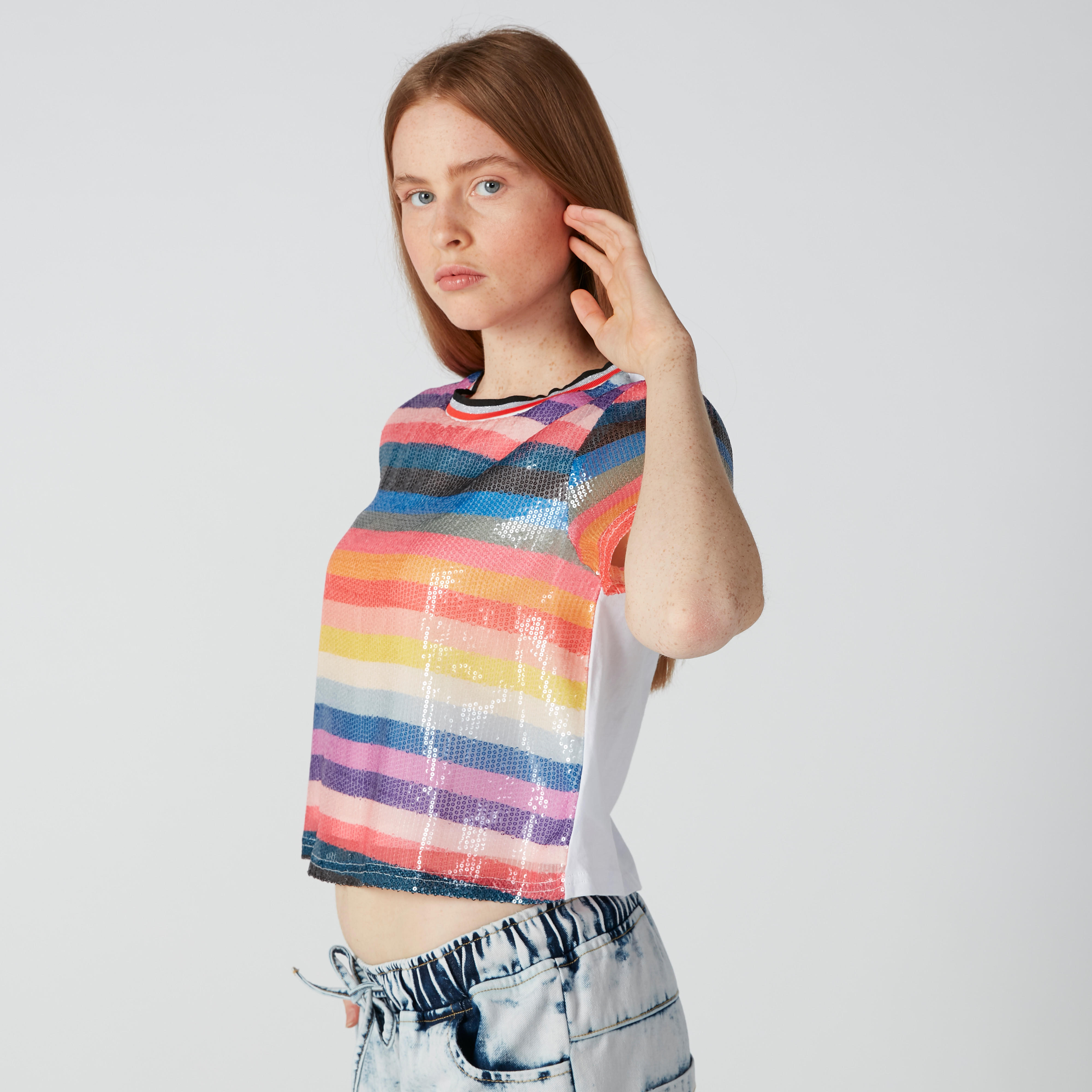 بلوزة قصيرة بياقة ضيّقة وأكمام قصيرة وتفاصيل ترتر-women-clothing-tshirts-image-3