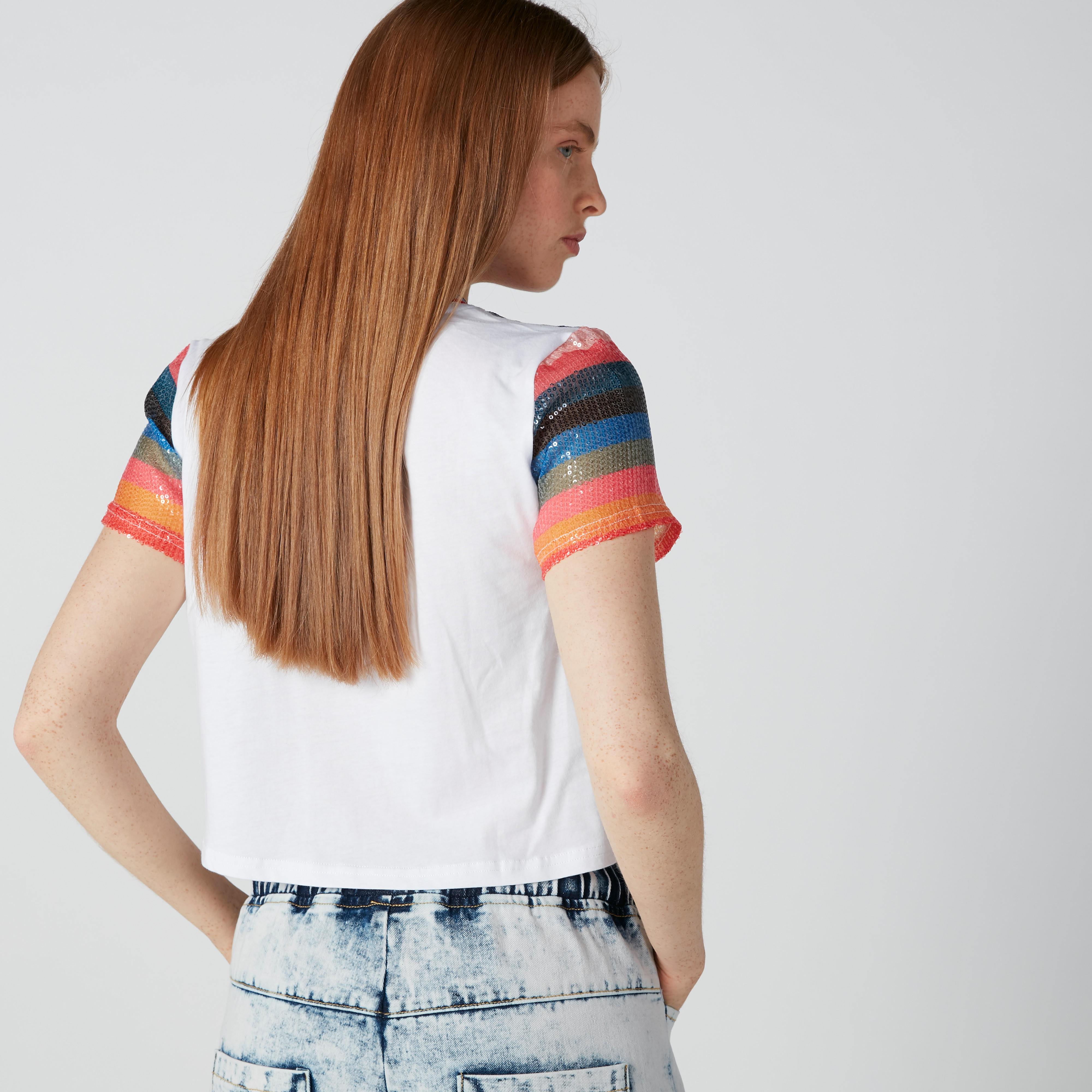 بلوزة قصيرة بياقة ضيّقة وأكمام قصيرة وتفاصيل ترتر-women-clothing-tshirts-image-4