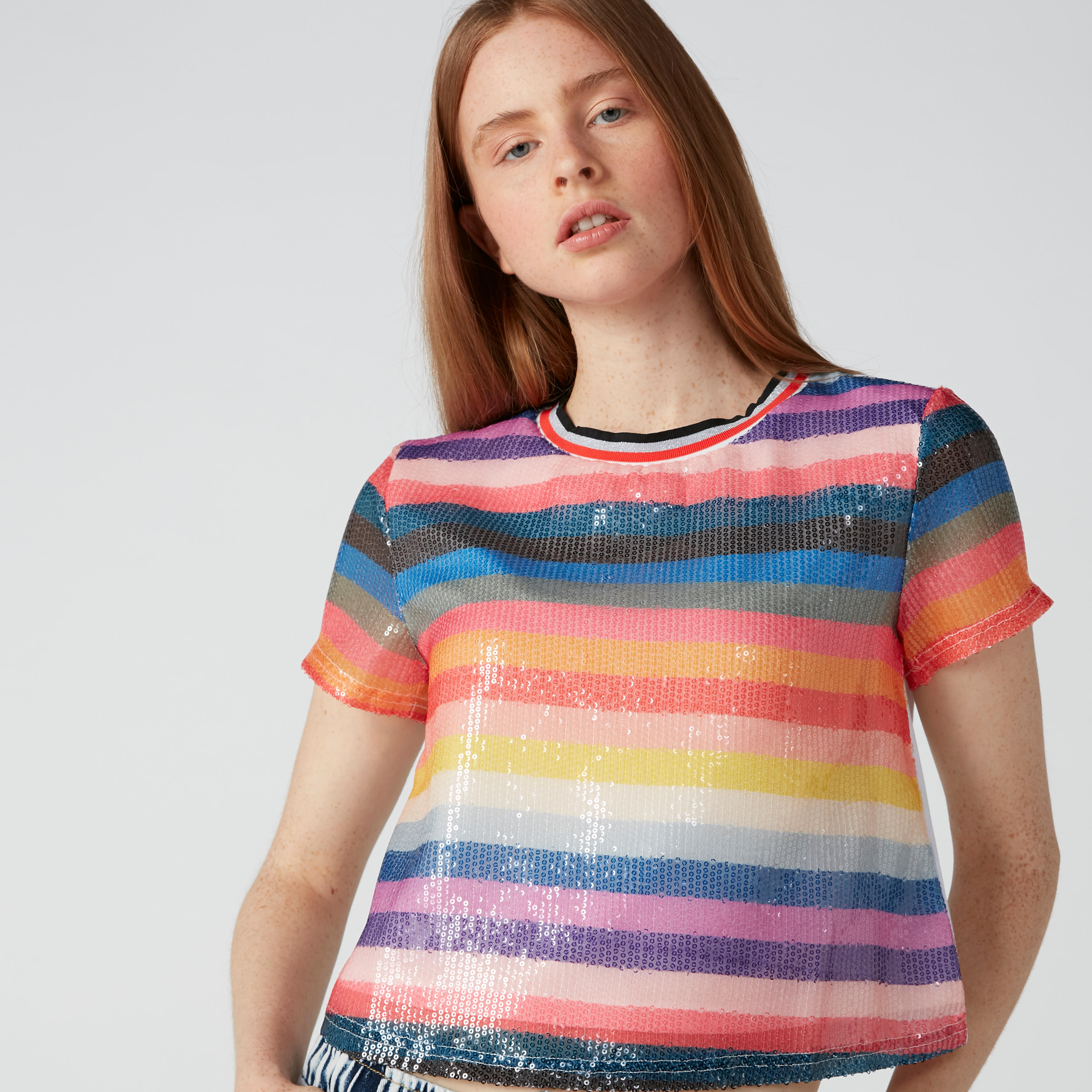 بلوزة قصيرة بياقة ضيّقة وأكمام قصيرة وتفاصيل ترتر-women-clothing-tshirts-image-5