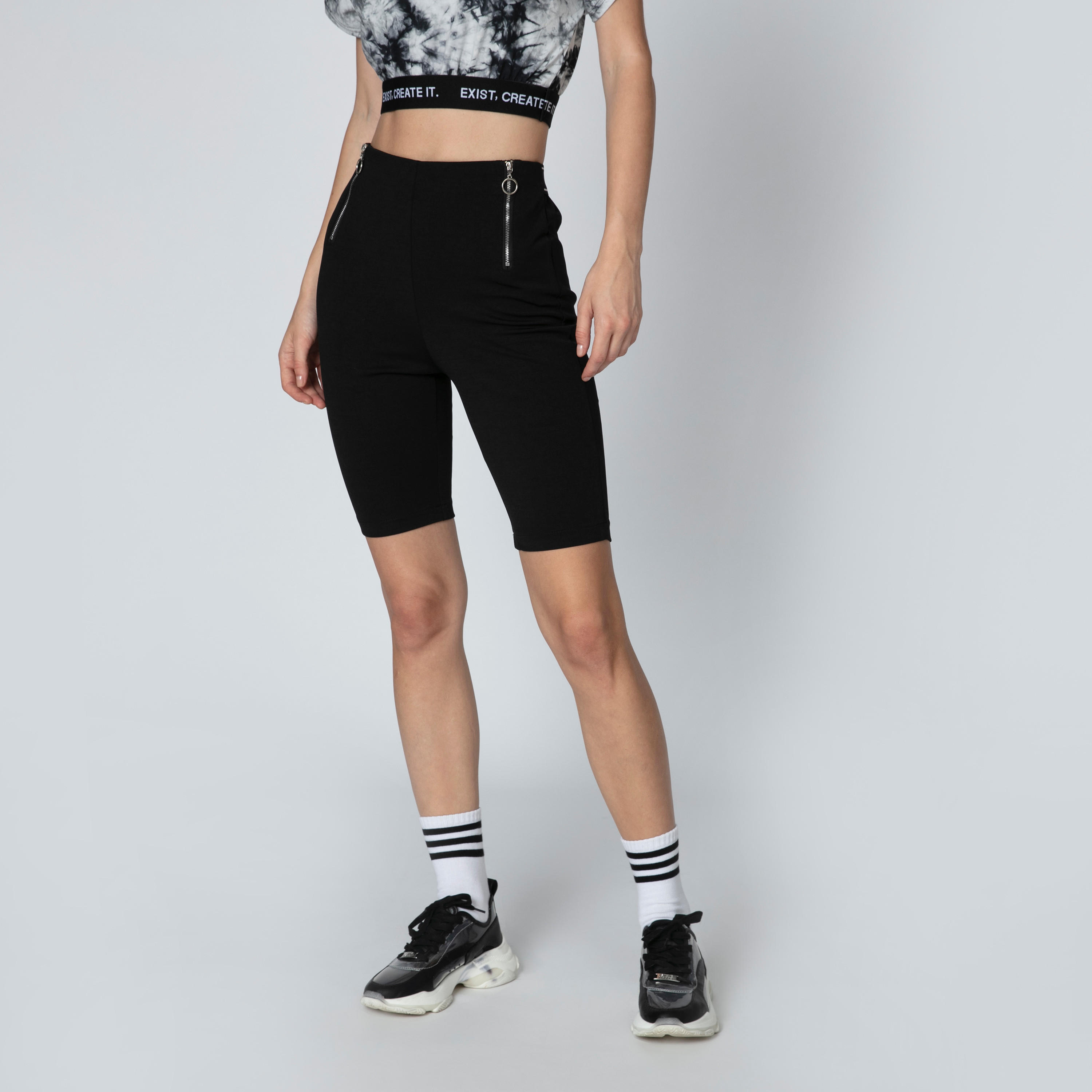 شورت سكيني سادة بخصر مطابق وسحّاب جانبي من تو إكستريمز-women-clothing-bottoms-shorts-image-1
