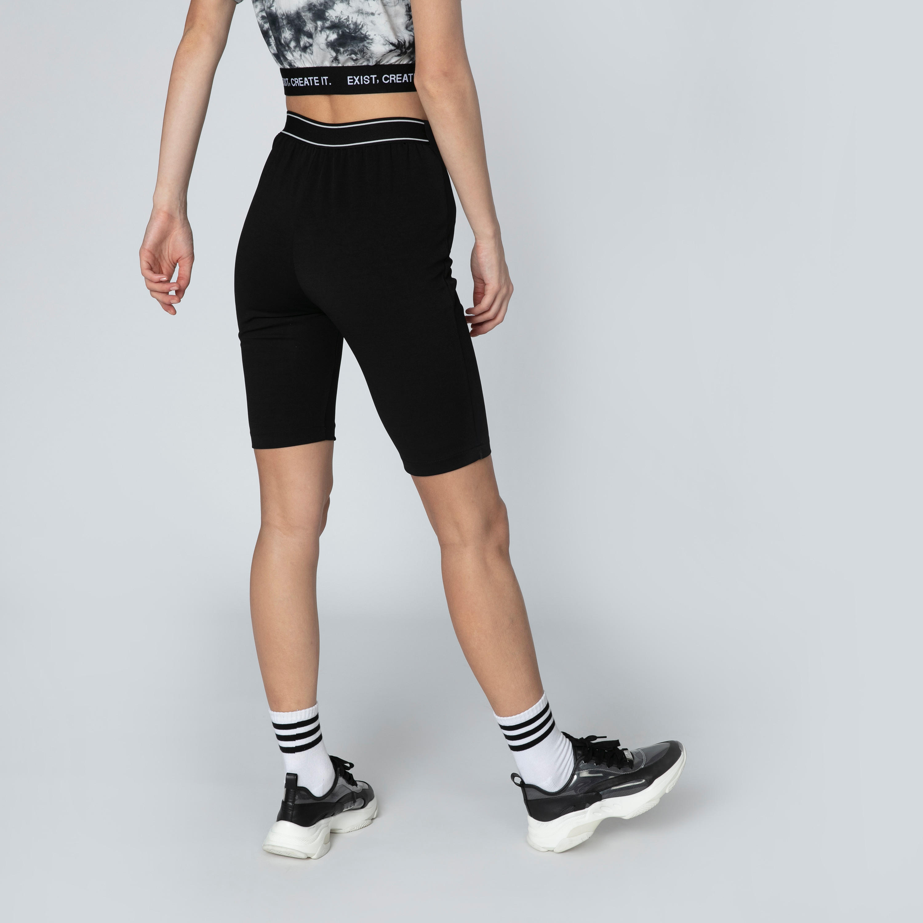 شورت سكيني سادة بخصر مطابق وسحّاب جانبي من تو إكستريمز-women-clothing-bottoms-shorts-image-2