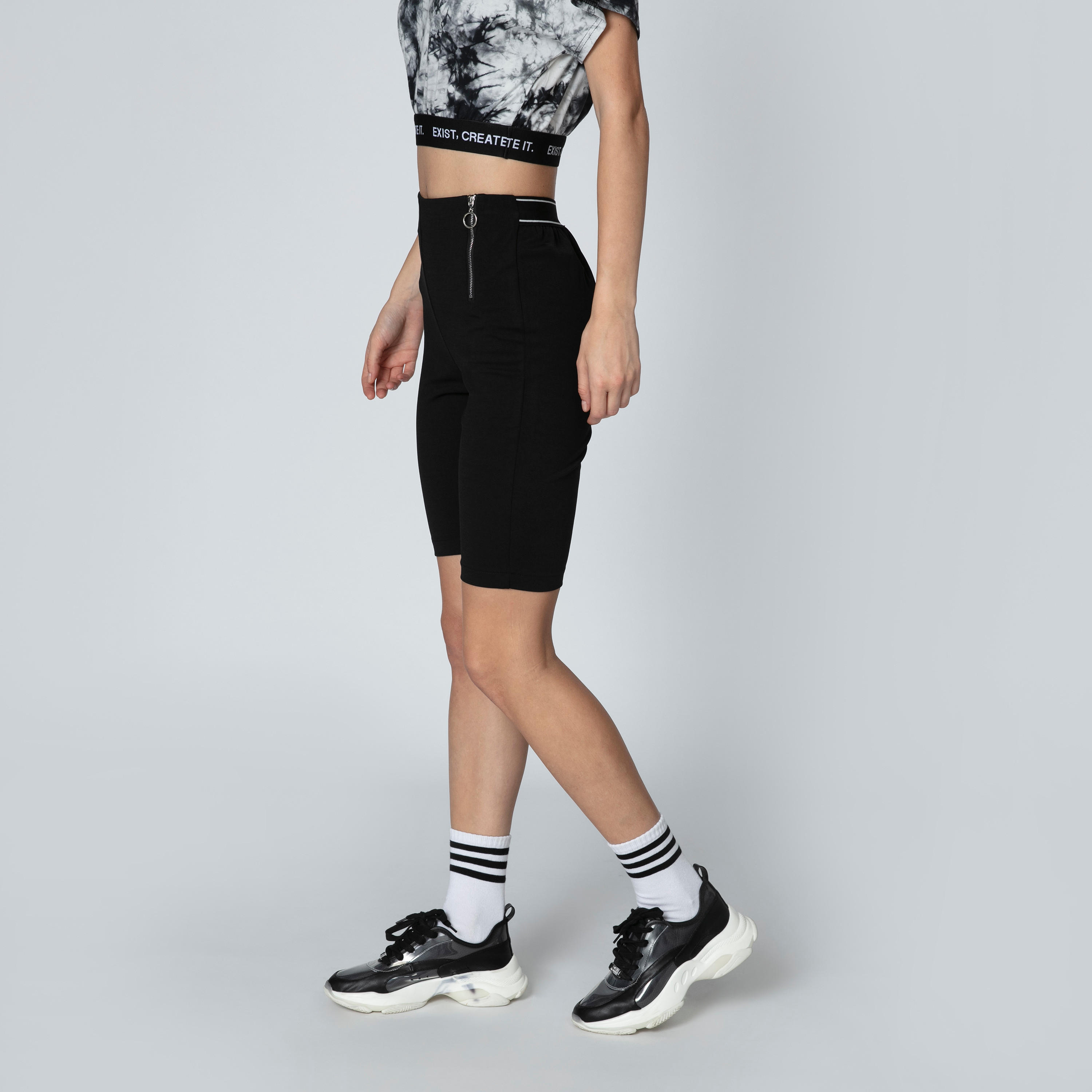 شورت سكيني سادة بخصر مطابق وسحّاب جانبي من تو إكستريمز-women-clothing-bottoms-shorts-image-3