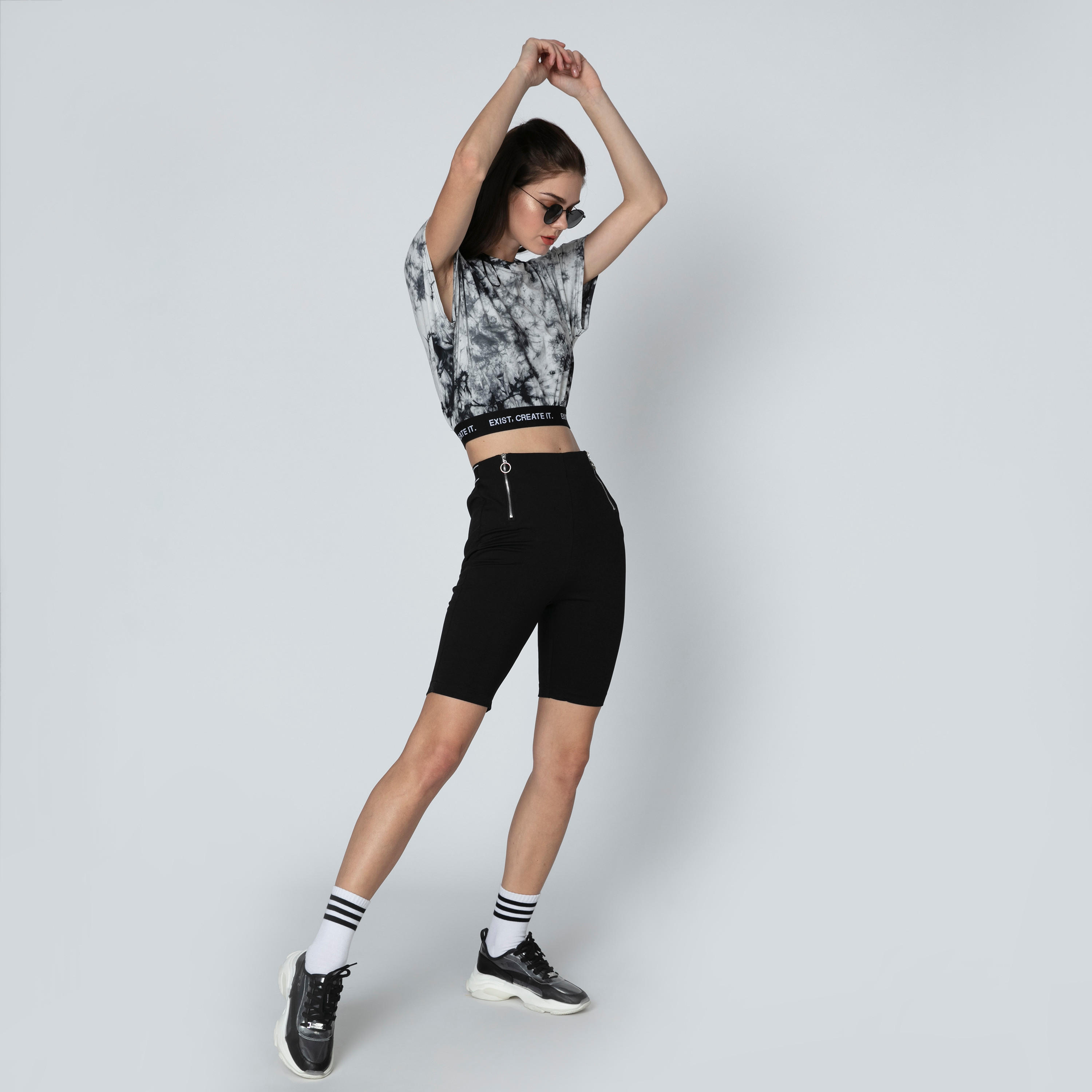 شورت سكيني سادة بخصر مطابق وسحّاب جانبي من تو إكستريمز-women-clothing-bottoms-shorts-image-4