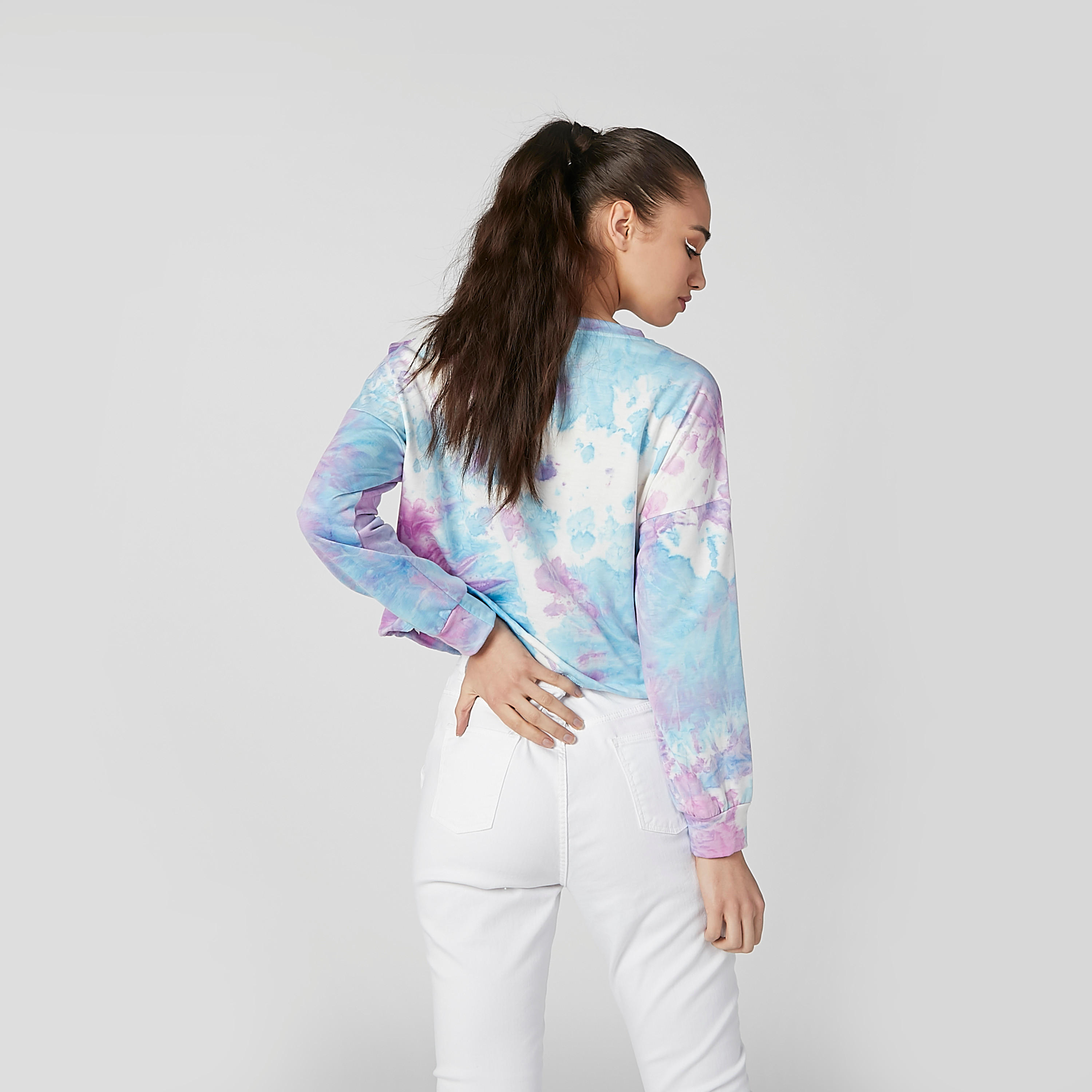 بلوزة قصيرة بياقة مستديرة وأكمام طويلة وطبعات-women-clothing-tshirts-image-3