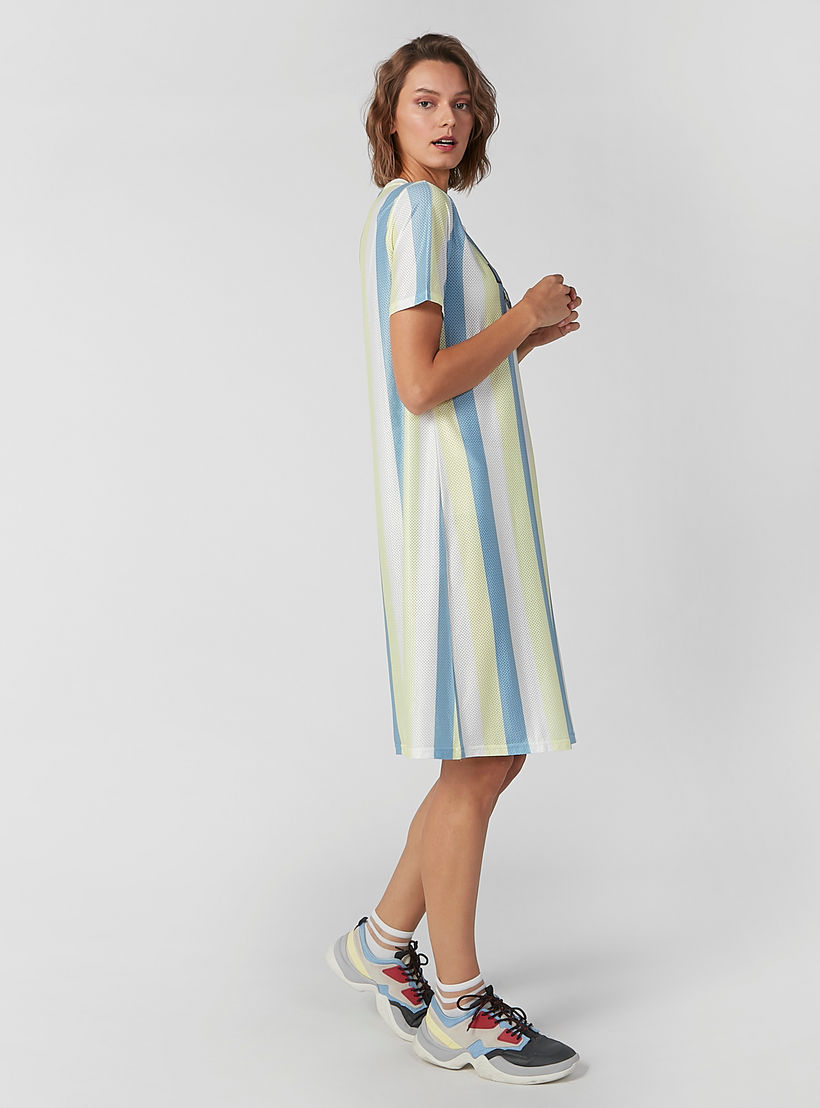 فستان تيشيرت مقلّم متوسط الطول بياقة مستديرة وأكمام قصيرة-women-clothing-dresses-image-5