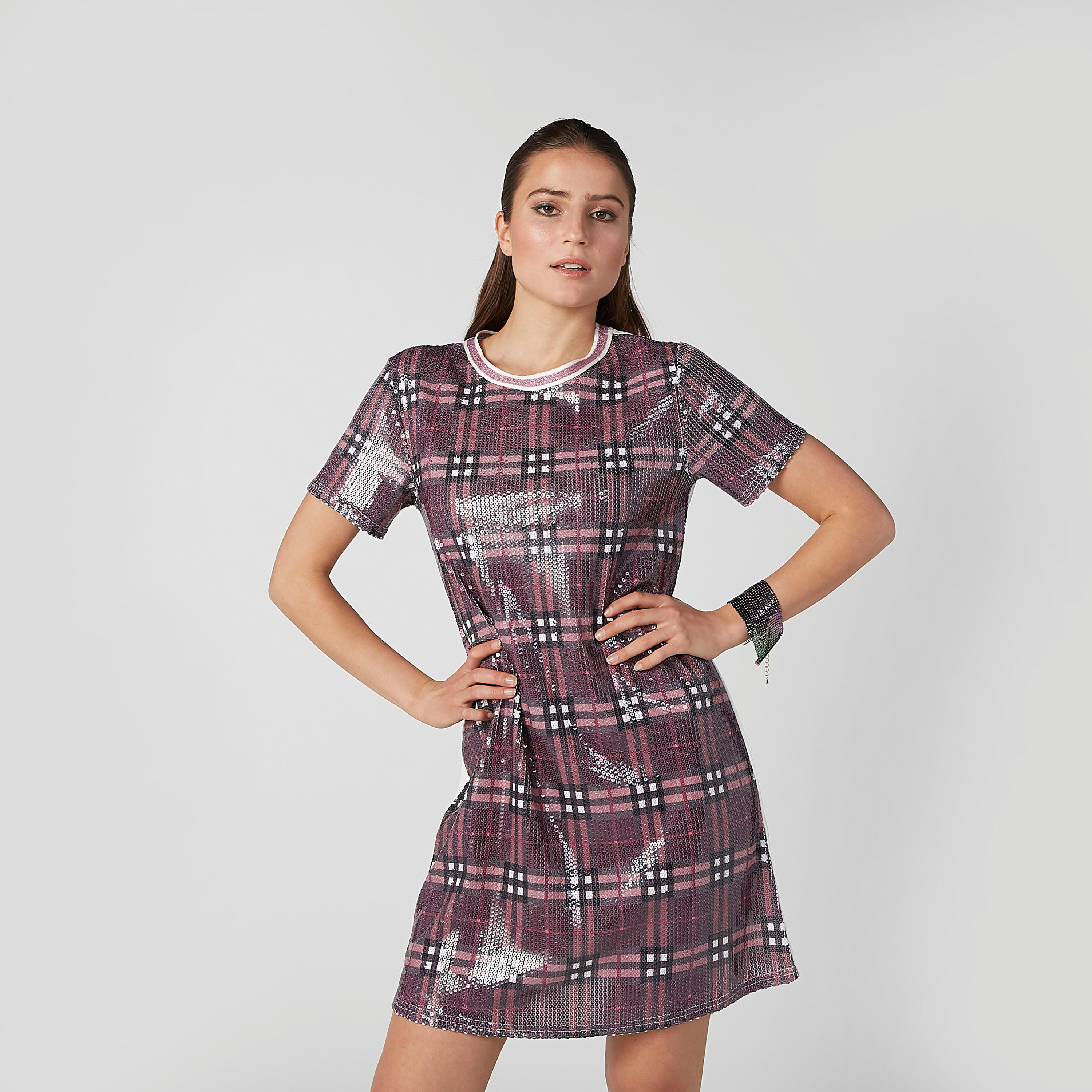 فستان تيشيرت كاروهات متوسط الطول بياقة مستديرة وأكمام قصيرة-women-clothing-dresses-image-1