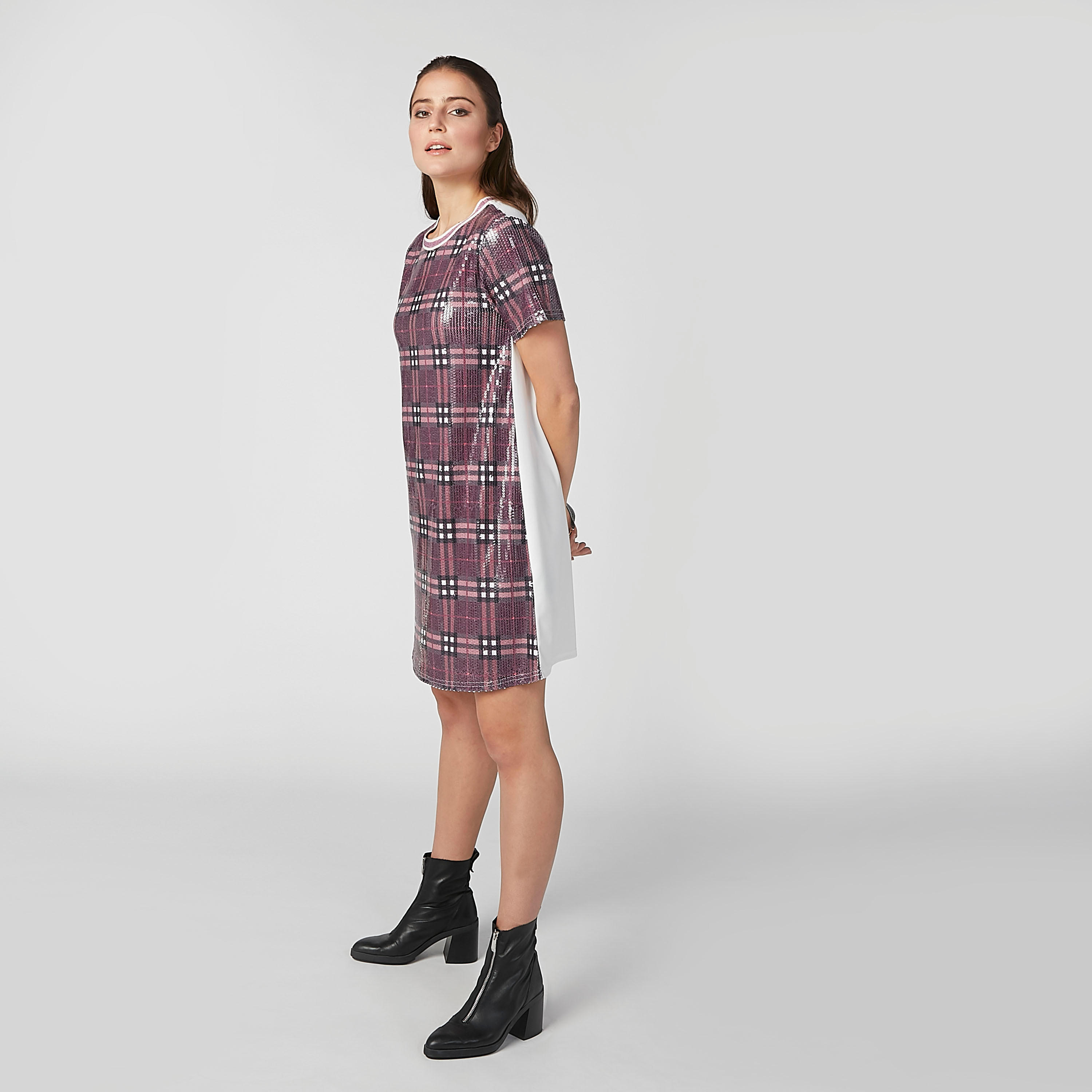 فستان تيشيرت كاروهات متوسط الطول بياقة مستديرة وأكمام قصيرة-women-clothing-dresses-image-2