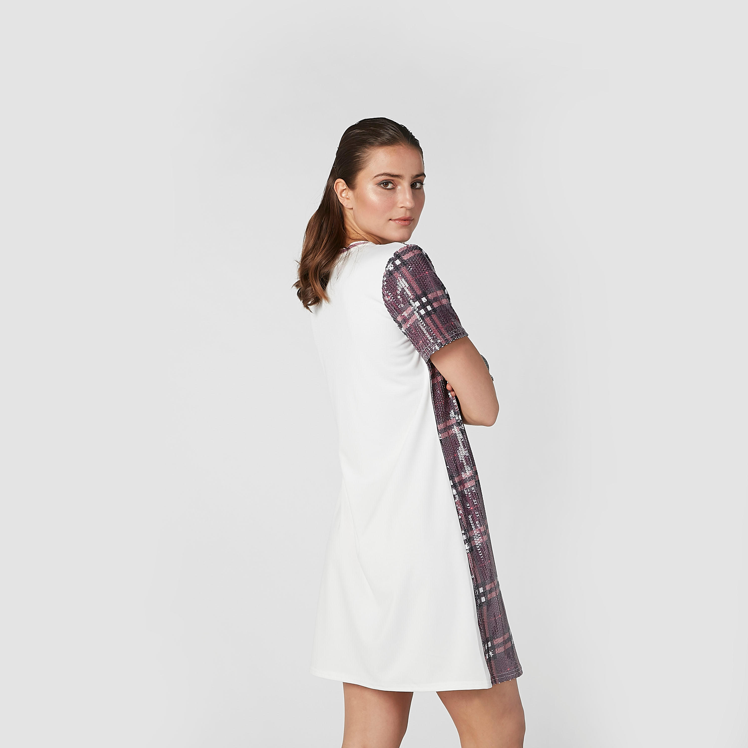 فستان تيشيرت كاروهات متوسط الطول بياقة مستديرة وأكمام قصيرة-women-clothing-dresses-image-3