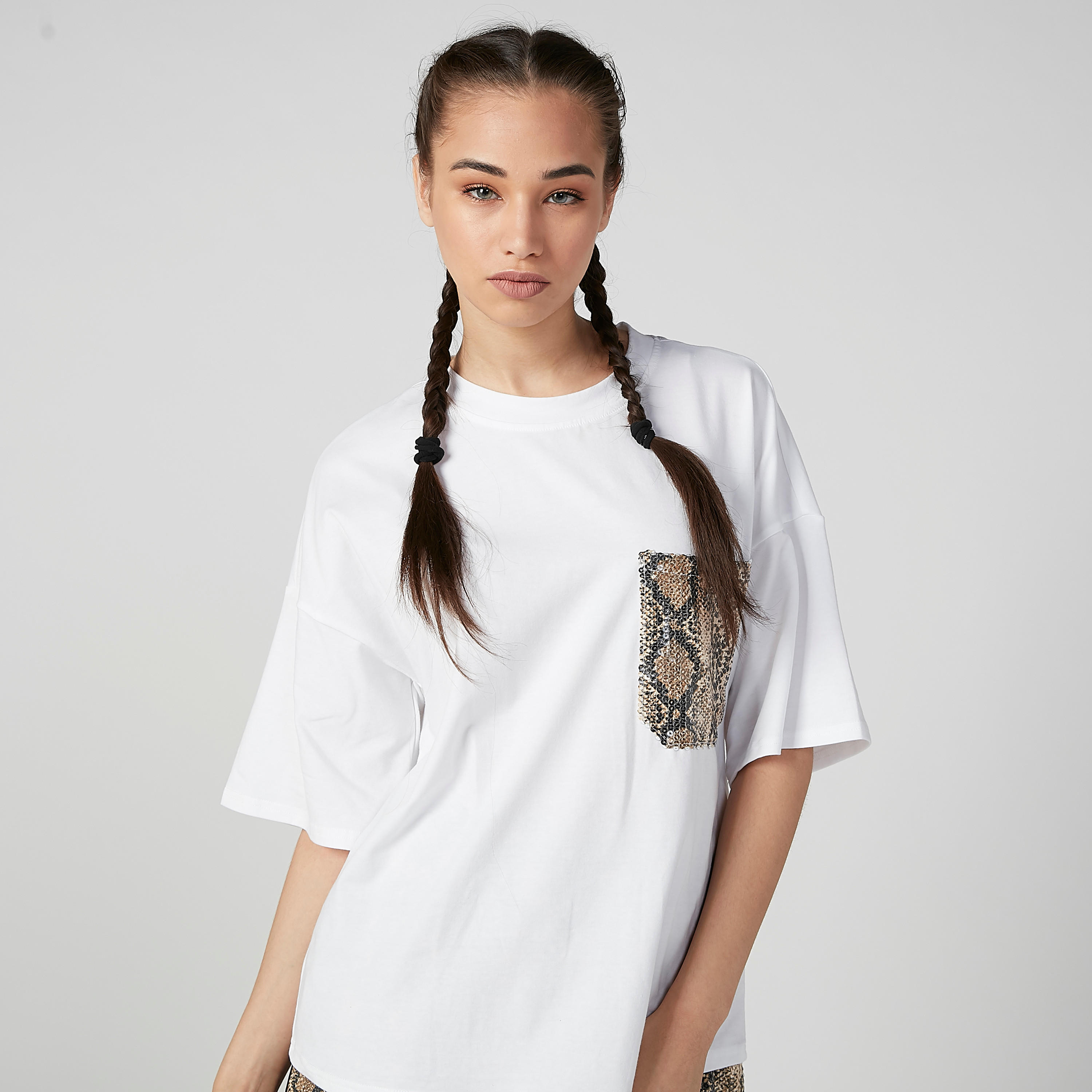 تيشيرت سادة بأكتاف منسدلة وجيب على الصدر بطبعات حيوانات-women-clothing-tshirts-image-1