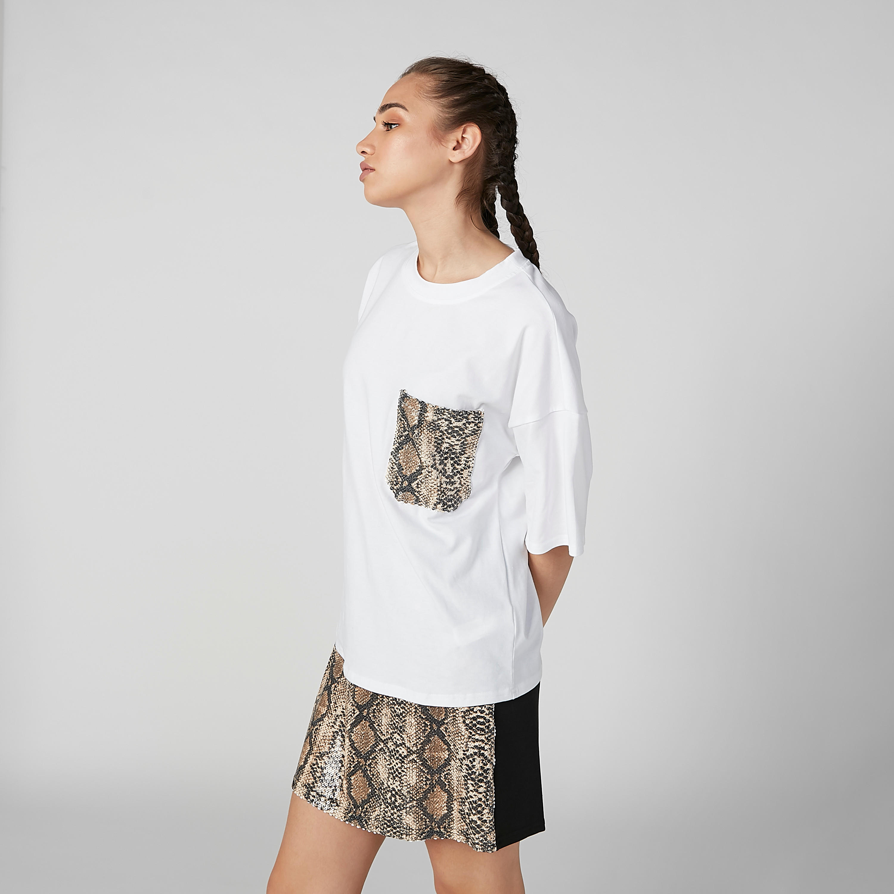 تيشيرت سادة بأكتاف منسدلة وجيب على الصدر بطبعات حيوانات-women-clothing-tshirts-image-3
