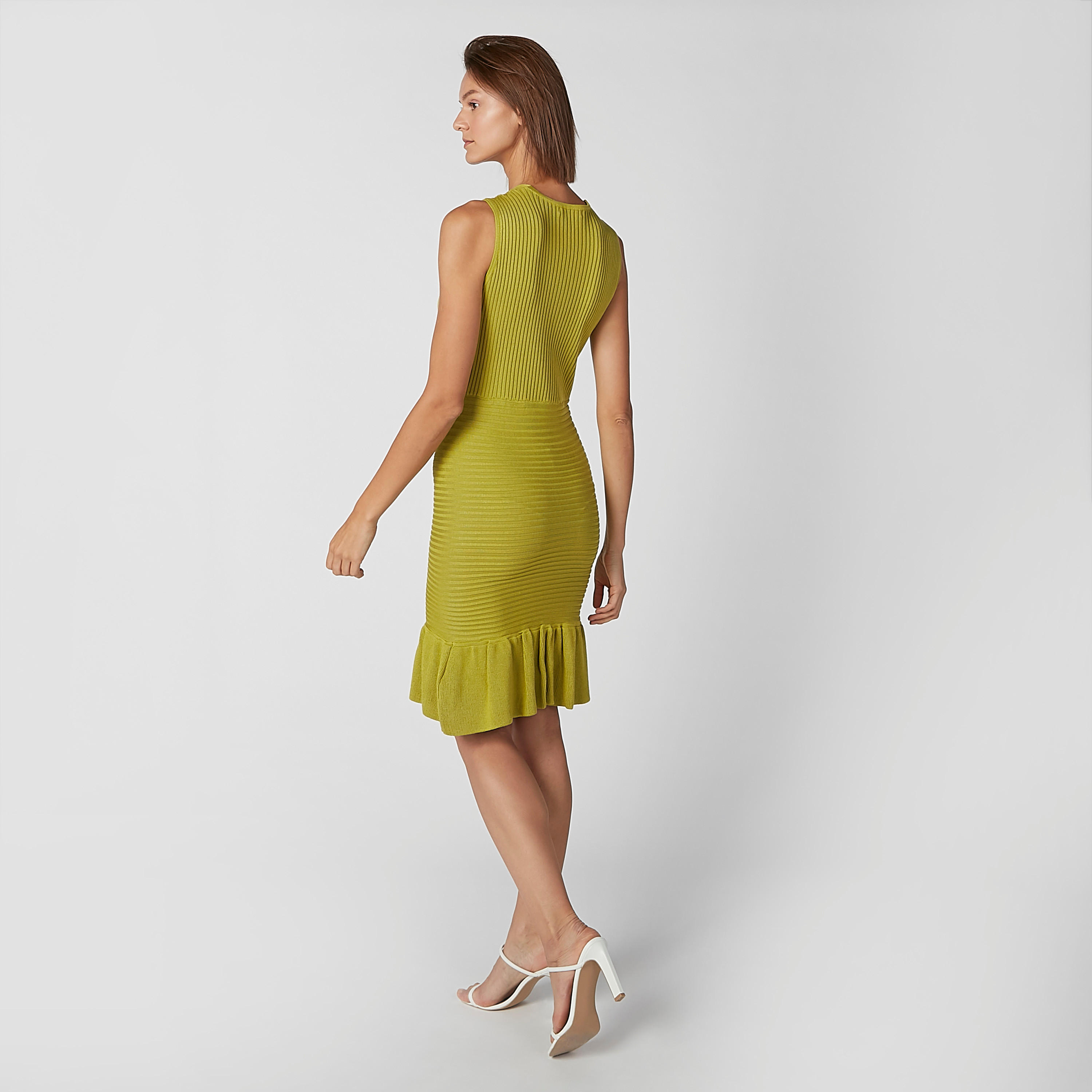 فستان بارز الملمس متوسط الطول دون أكمام بقصّة ضيقة وحوّاف كشكش-women-clothing-dresses-image-3