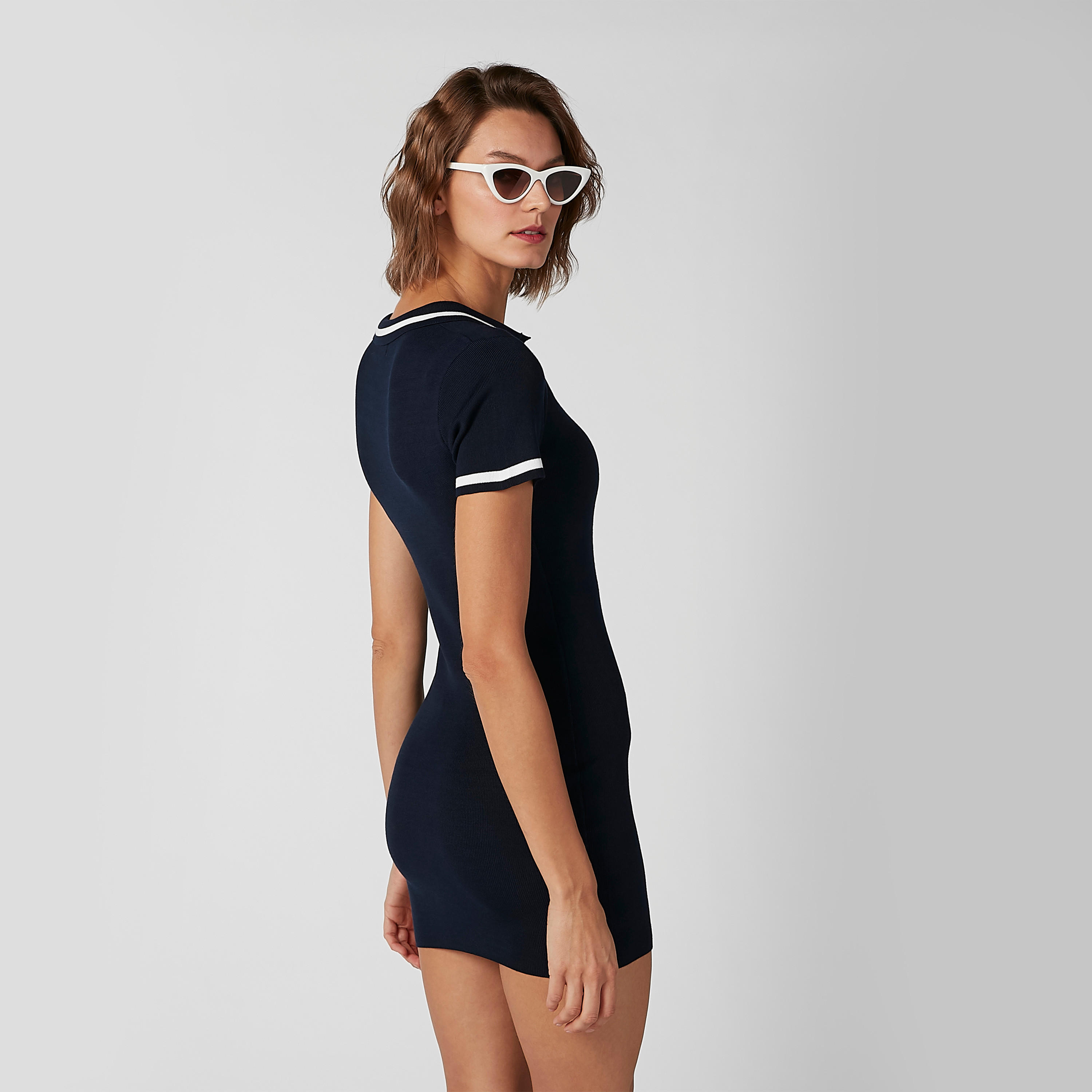 فستان تيشيرت سادة قصير بياقة بولو وأكمام قصيرة-women-clothing-dresses-image-4