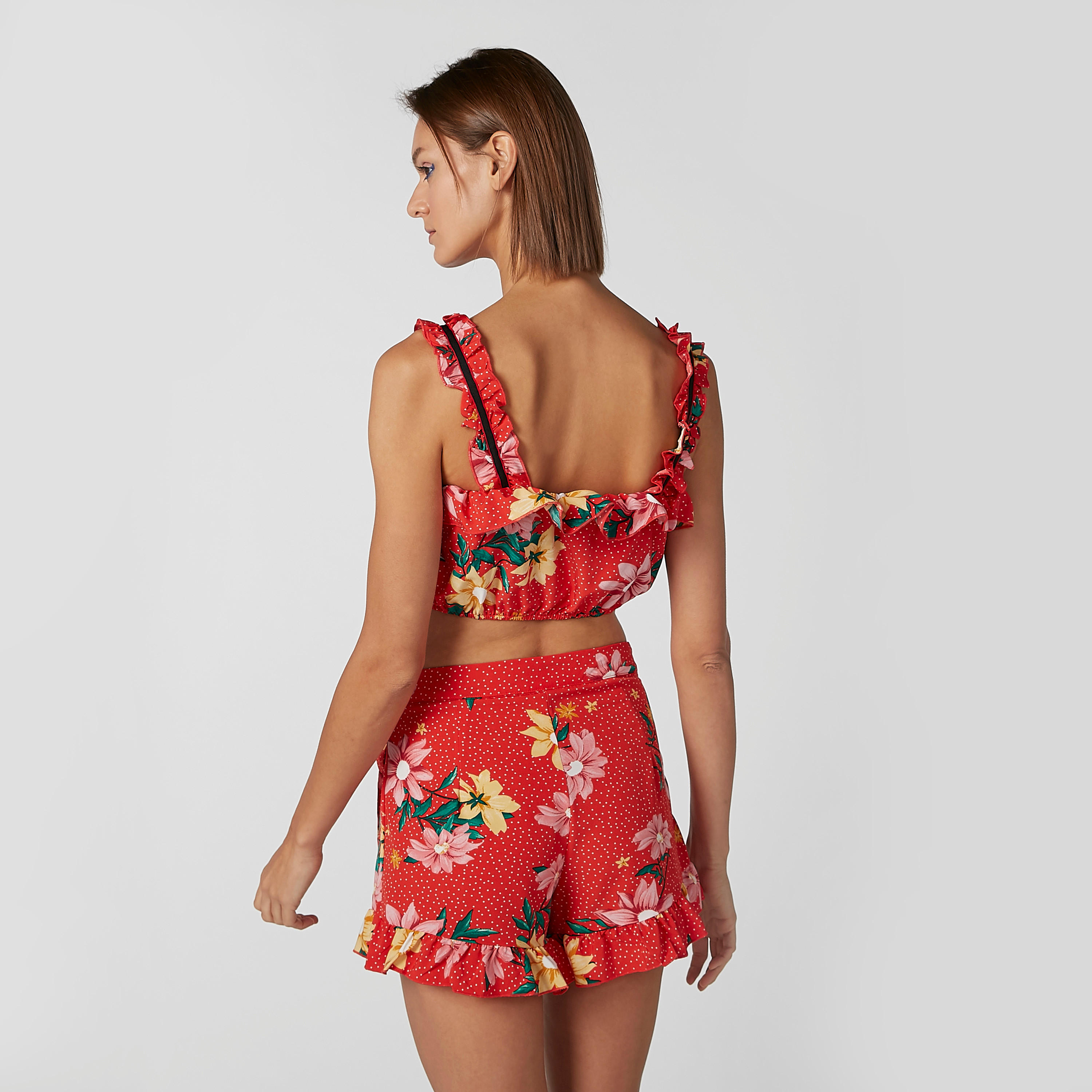بلوزة قصيرة بقصّة سليم وحمّالات وتفاصيل كشكش وطبعات زهرية-women-clothing-shirtsandblouses-blouses-image-3