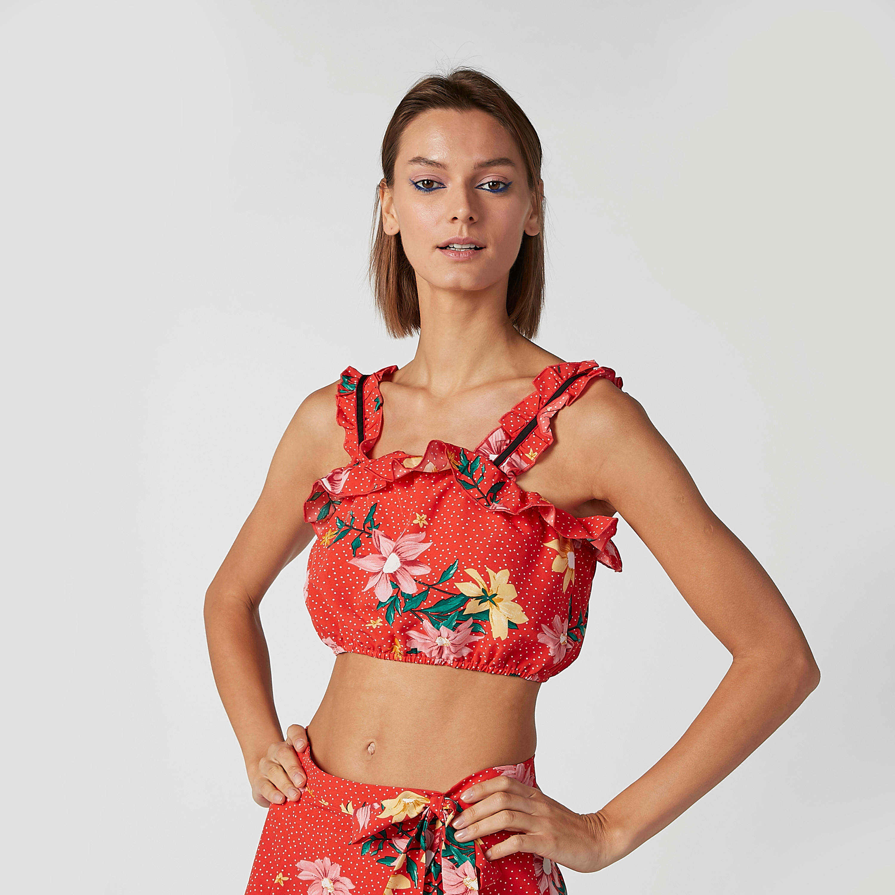 بلوزة قصيرة بقصّة سليم وحمّالات وتفاصيل كشكش وطبعات زهرية-women-clothing-shirtsandblouses-blouses-image-4
