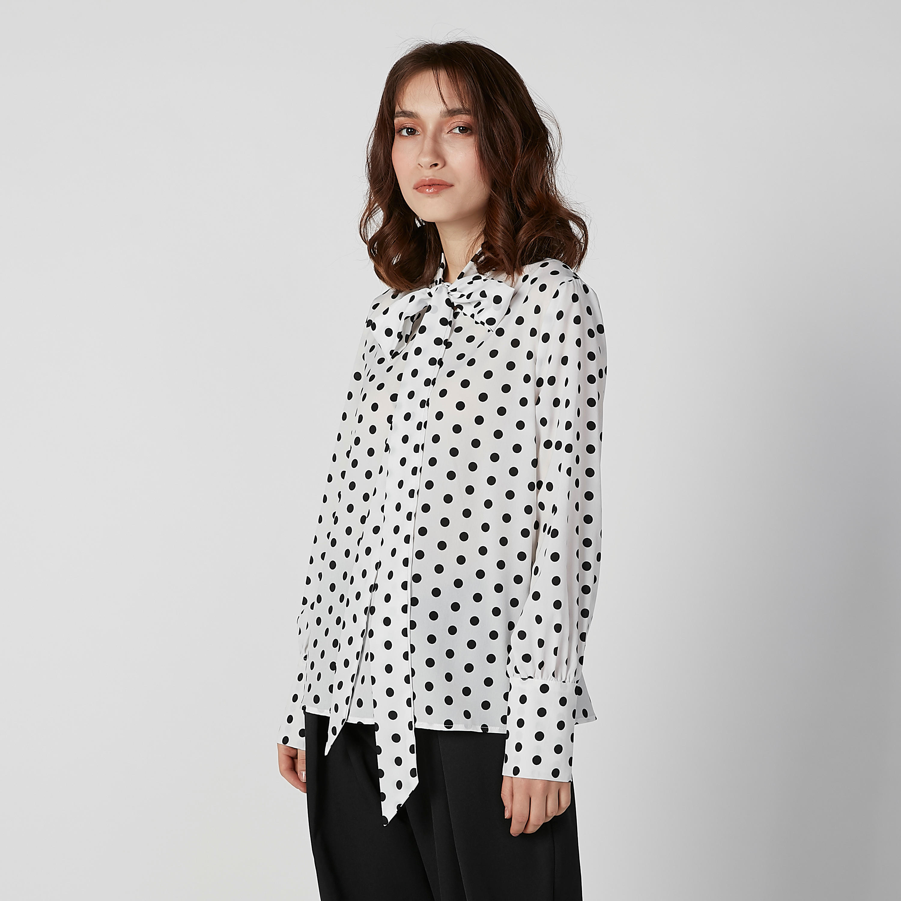 بلوزة بفيونكة وأكمام طويلة وطبعات منقّطة-women-clothing-shirtsandblouses-blouses-image-3