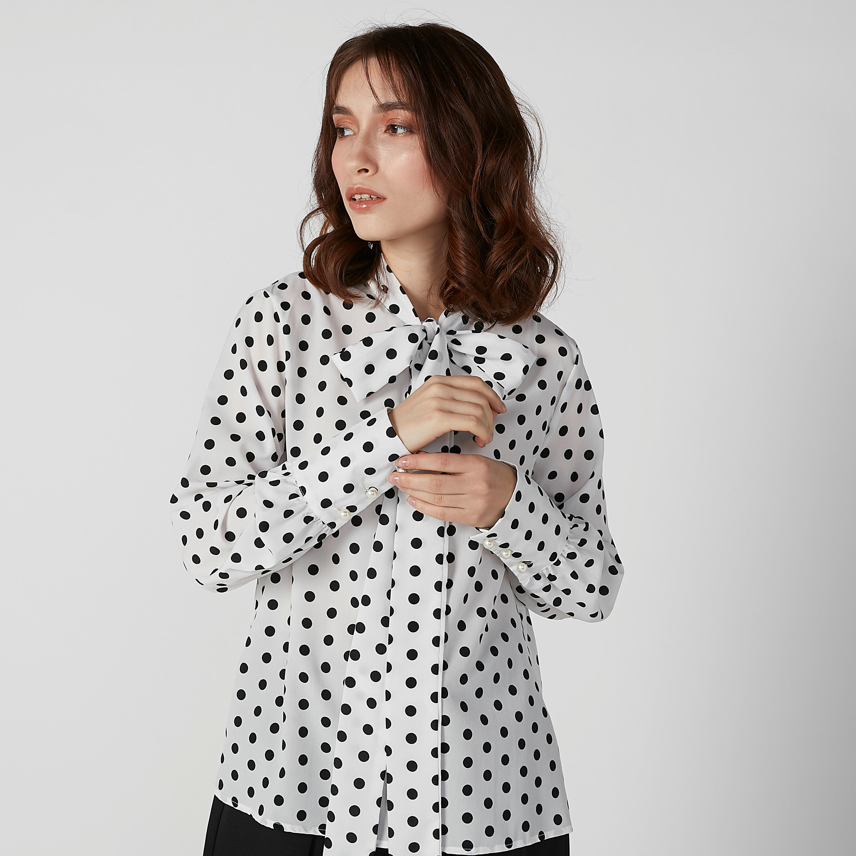 بلوزة بفيونكة وأكمام طويلة وطبعات منقّطة-women-clothing-shirtsandblouses-blouses-image-4