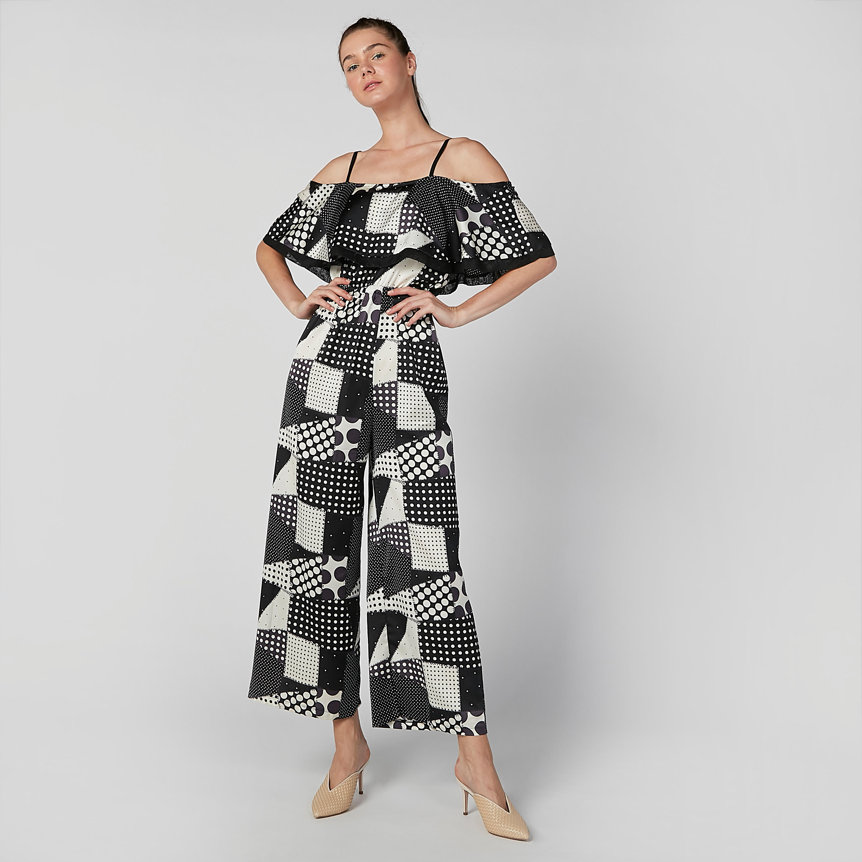 أفرول مكشوف الأكتاف بحمّالات رفيعة وطبعات منقّطة-women-clothing-jumpsuits-image-7