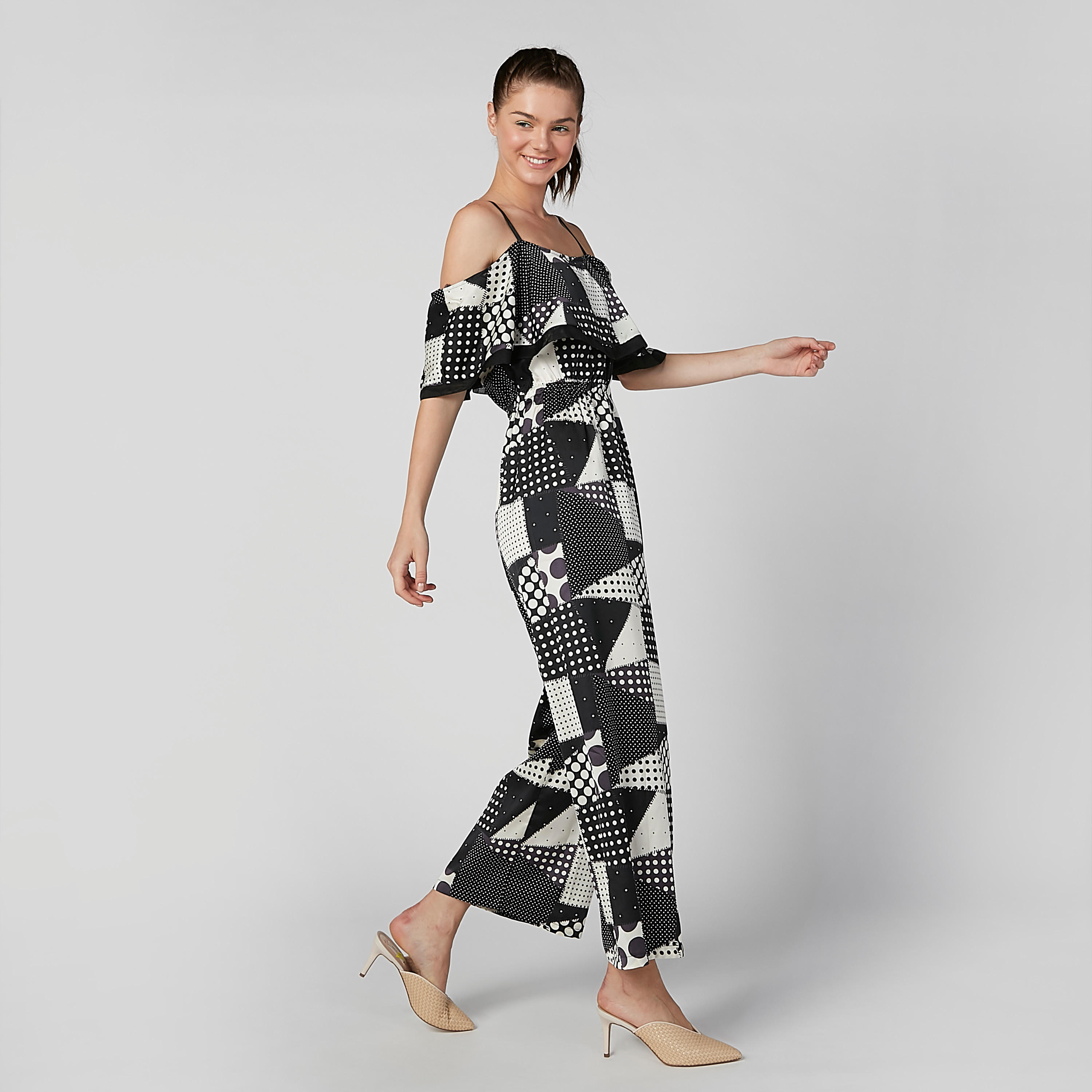 أفرول مكشوف الأكتاف بحمّالات رفيعة وطبعات منقّطة-women-clothing-jumpsuits-image-6