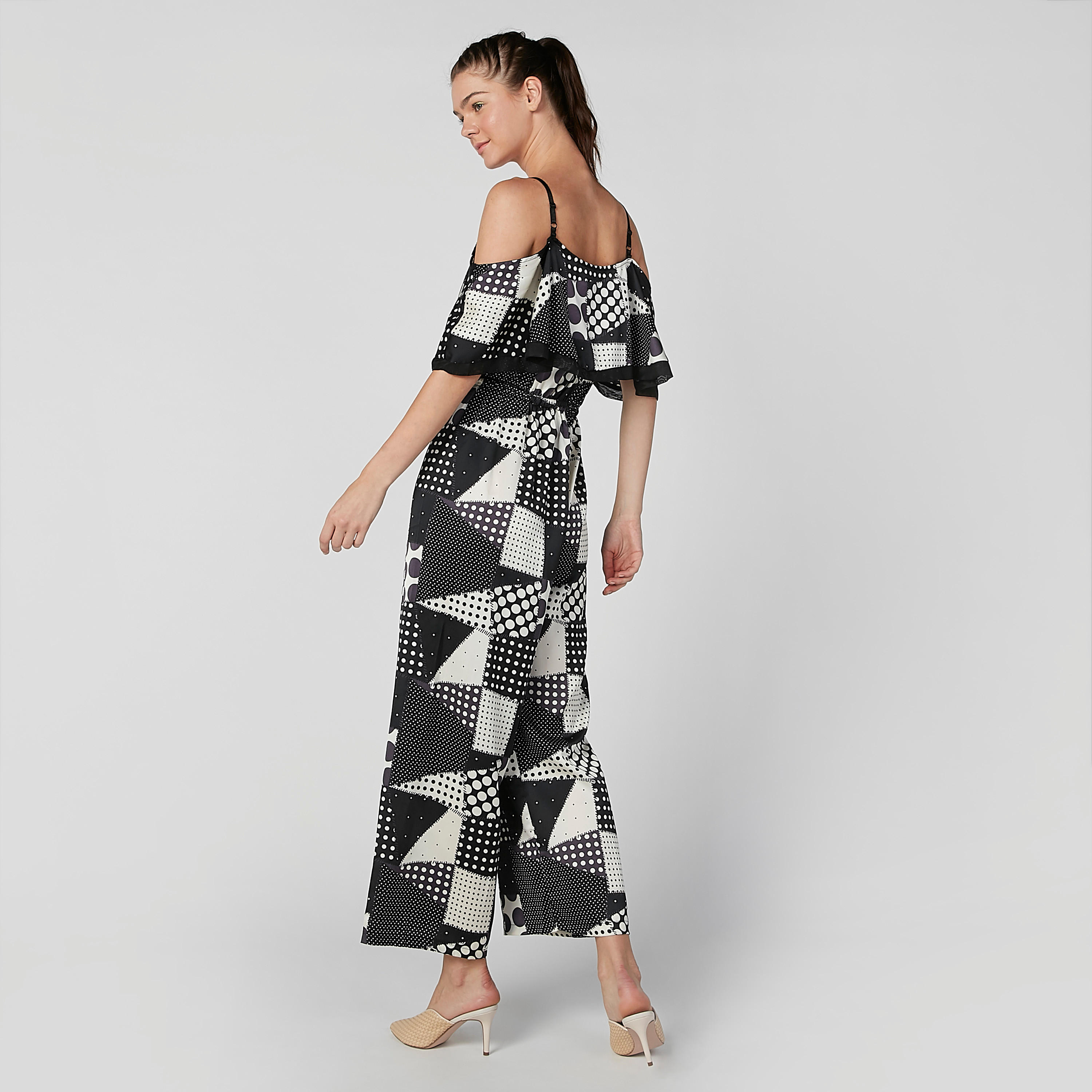أفرول مكشوف الأكتاف بحمّالات رفيعة وطبعات منقّطة-women-clothing-jumpsuits-image-5