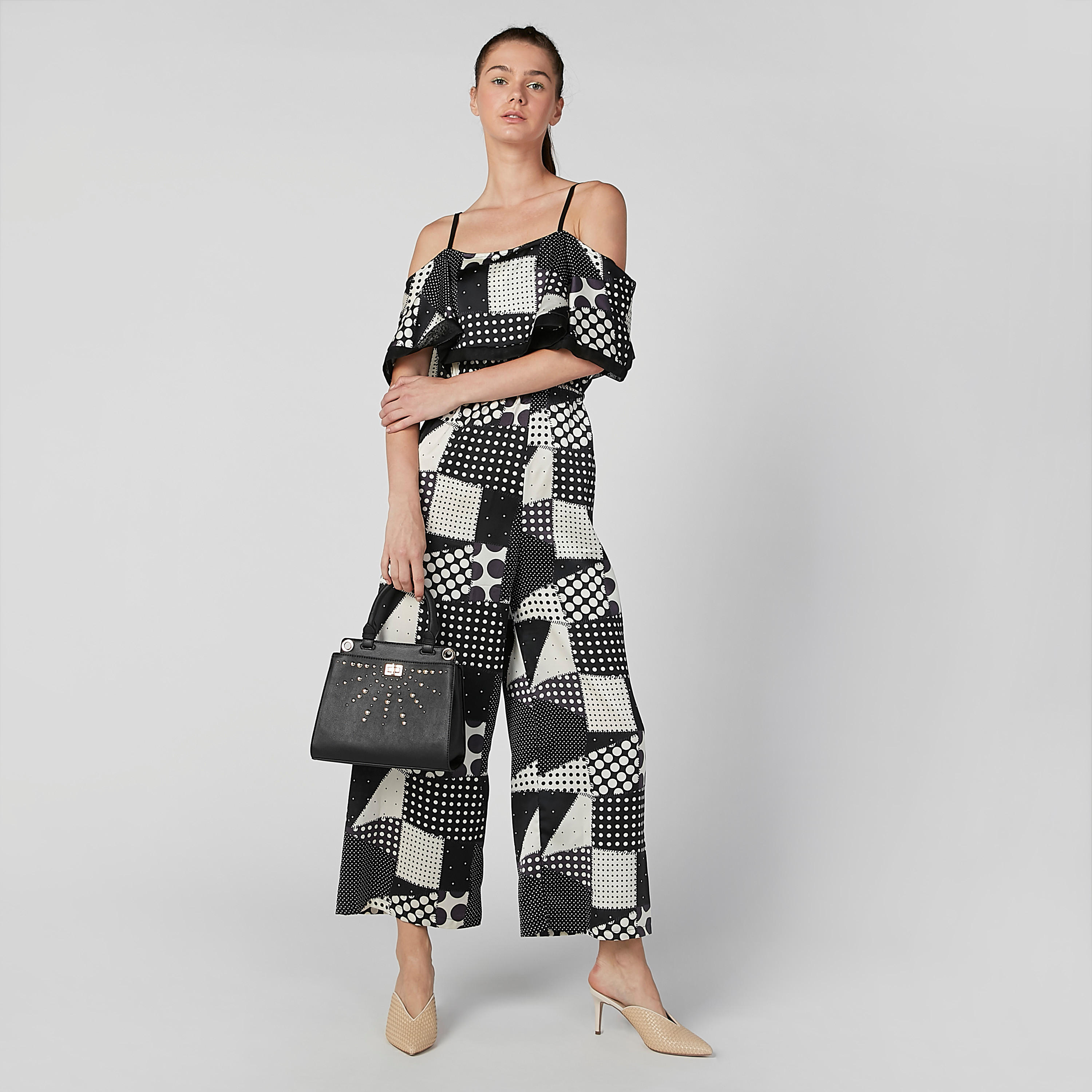 أفرول مكشوف الأكتاف بحمّالات رفيعة وطبعات منقّطة-women-clothing-jumpsuits-image-4
