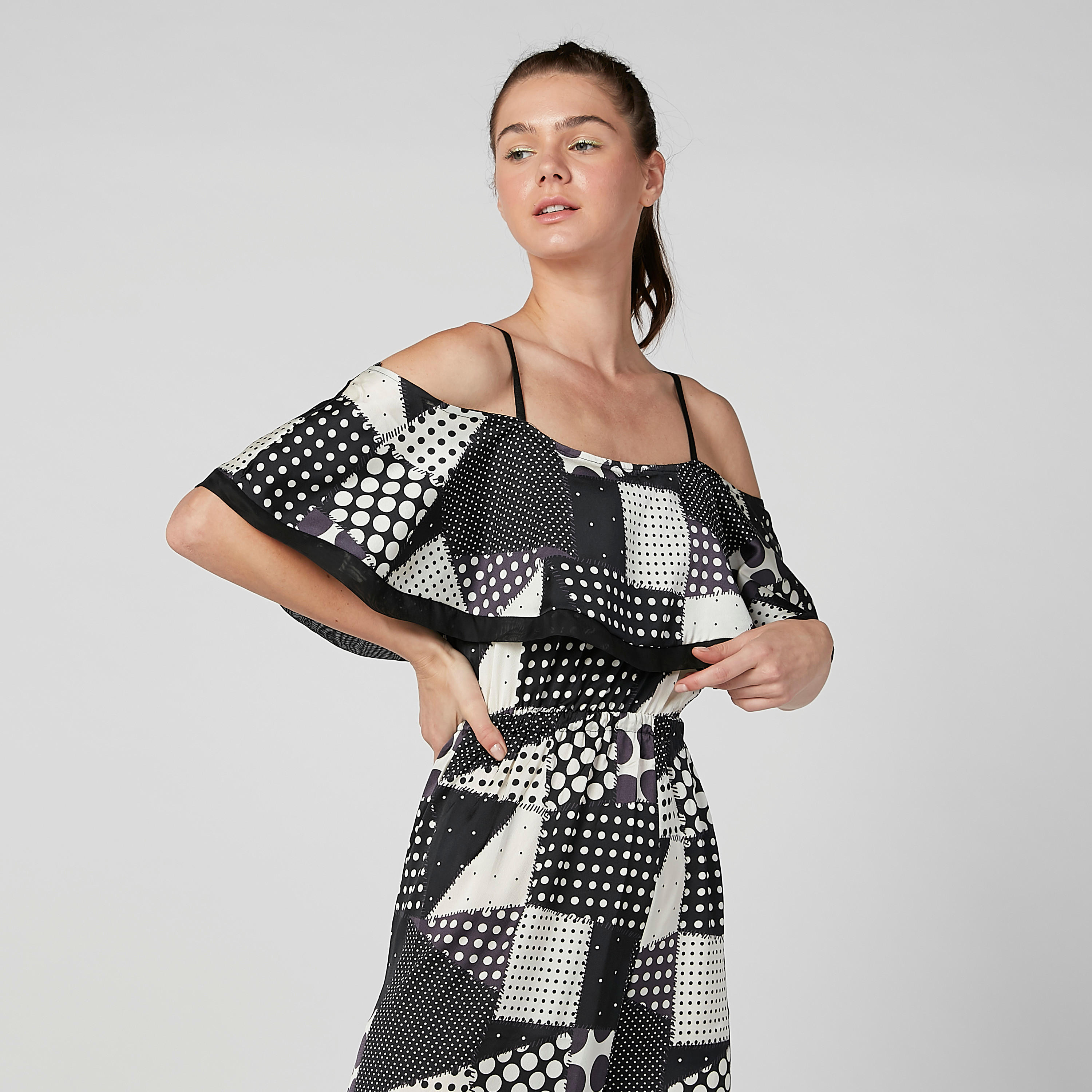 أفرول مكشوف الأكتاف بحمّالات رفيعة وطبعات منقّطة-women-clothing-jumpsuits-image-2