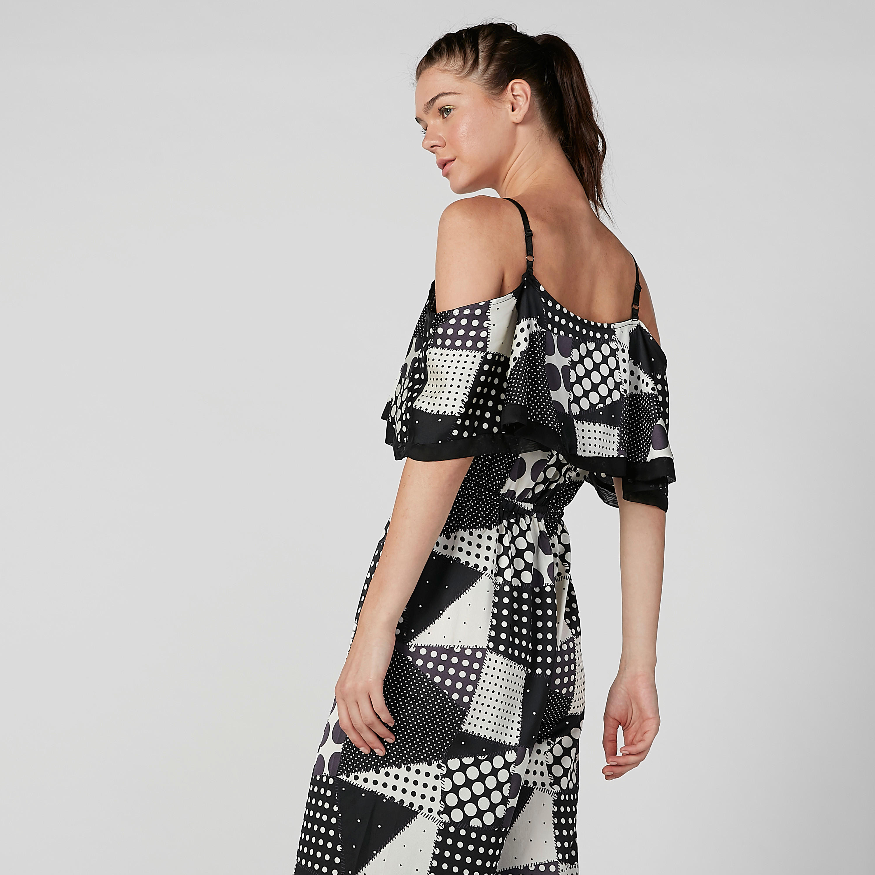أفرول مكشوف الأكتاف بحمّالات رفيعة وطبعات منقّطة-women-clothing-jumpsuits-image-1