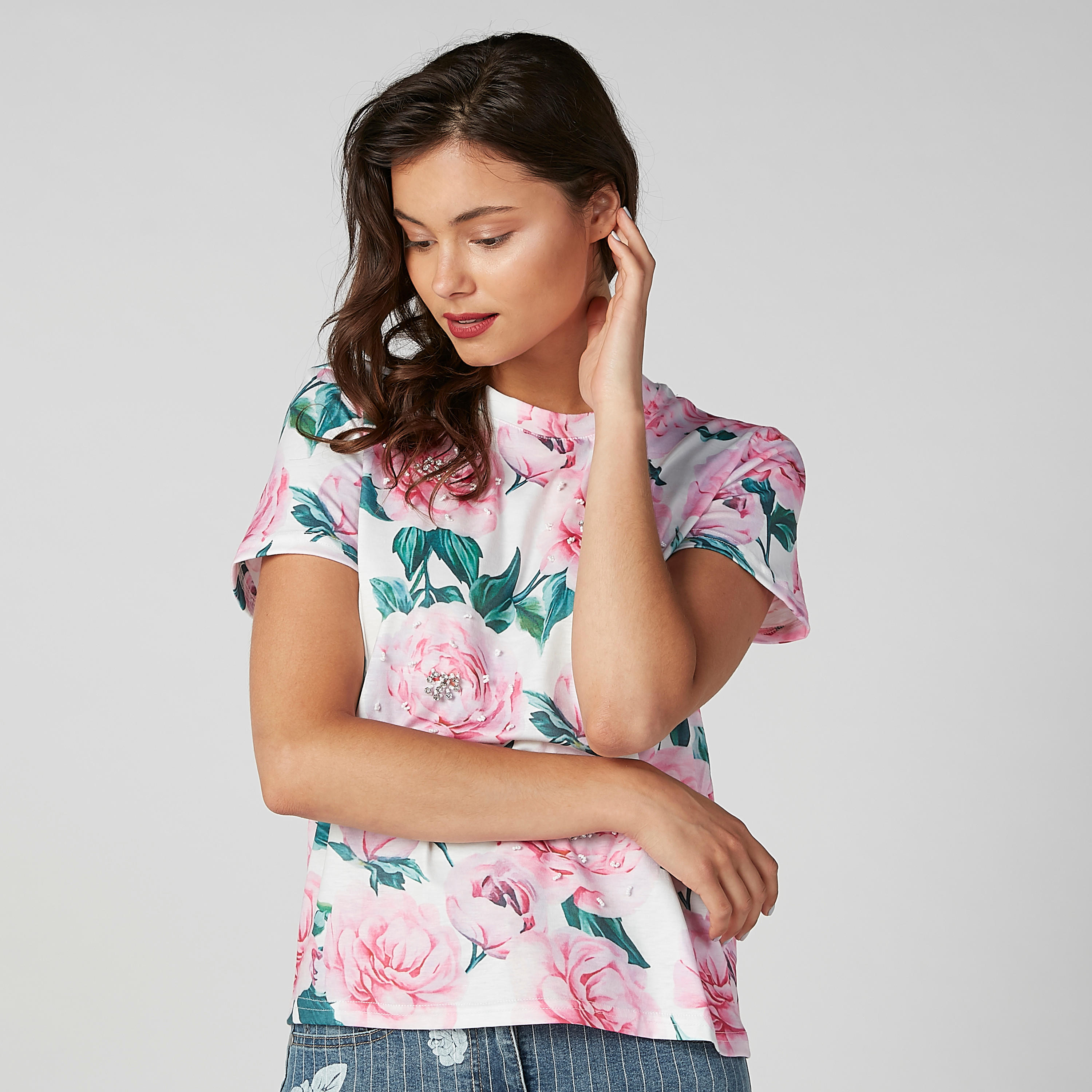 تيشيرت بياقة مستديرة وأكمام قصيرة وطبعات زهرية من تو إكستريمز-women-clothing-tshirts-image-1