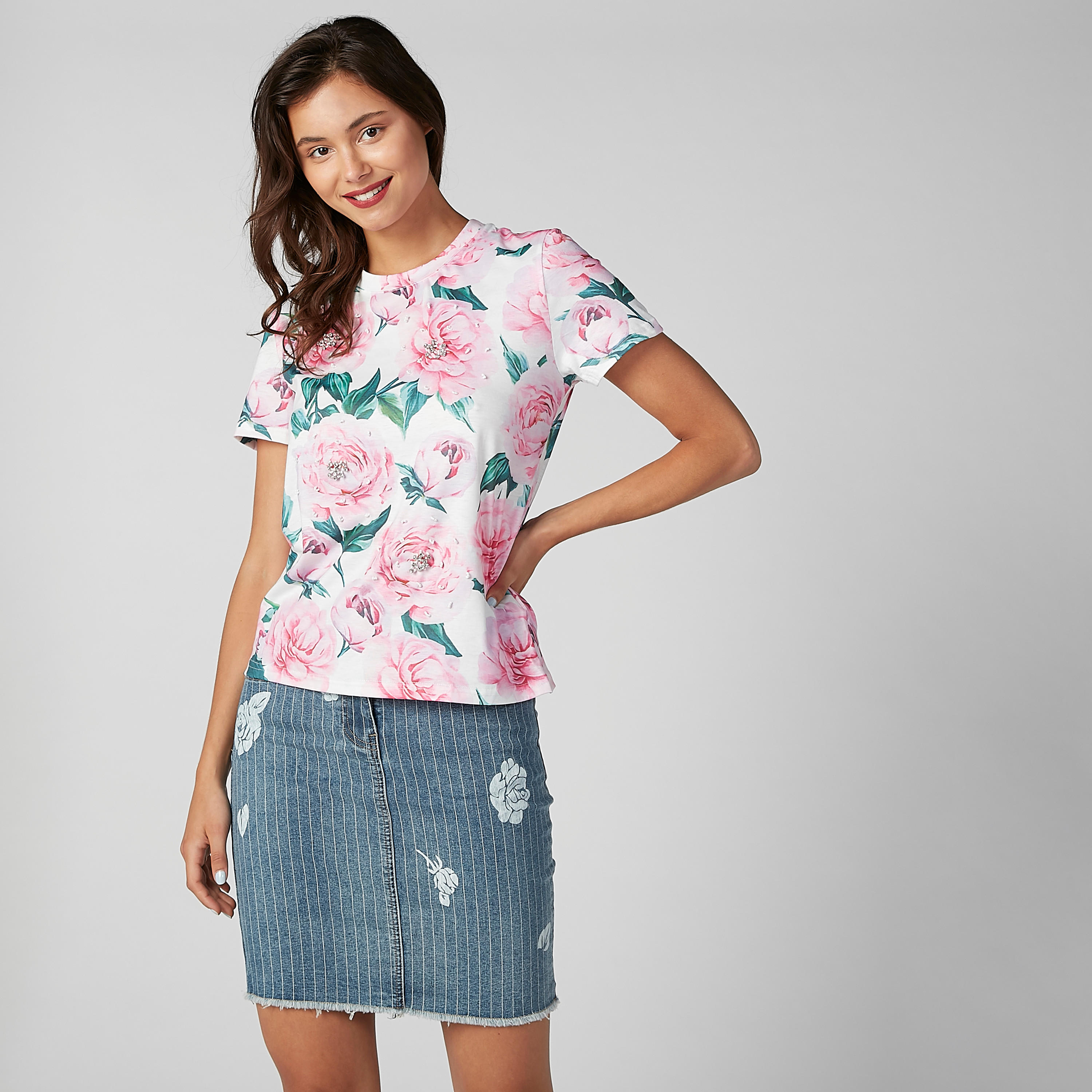 تيشيرت بياقة مستديرة وأكمام قصيرة وطبعات زهرية من تو إكستريمز-women-clothing-tshirts-image-2