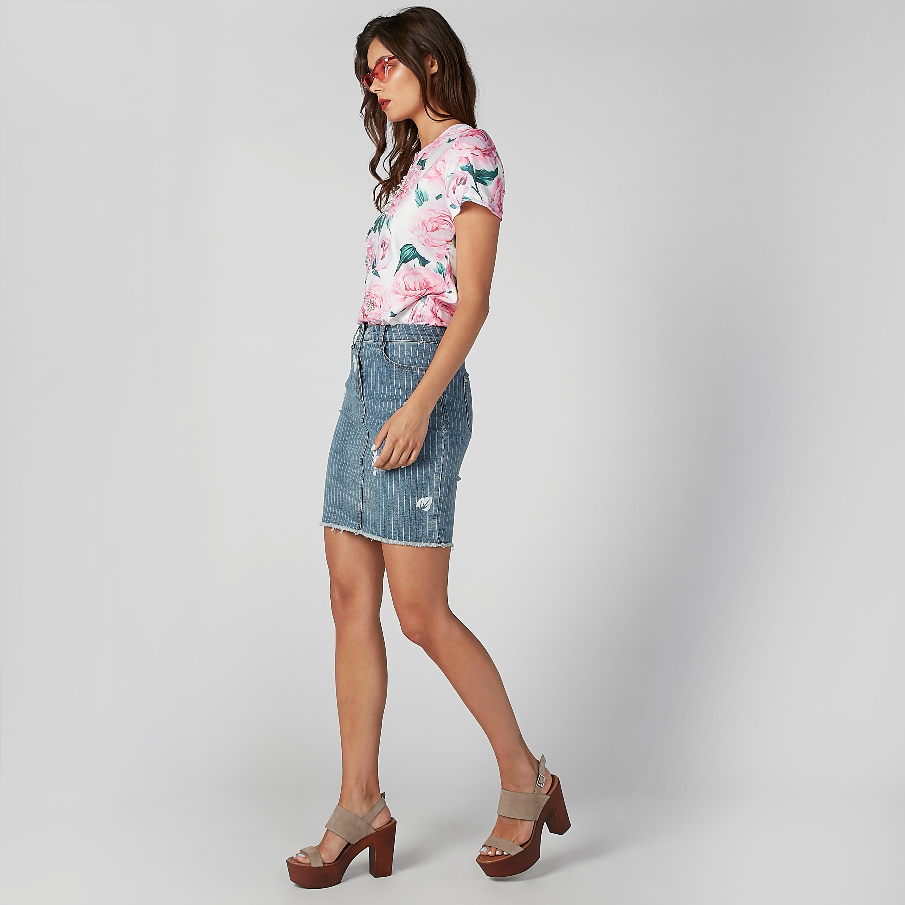 تيشيرت بياقة مستديرة وأكمام قصيرة وطبعات زهرية من تو إكستريمز-women-clothing-tshirts-image-3