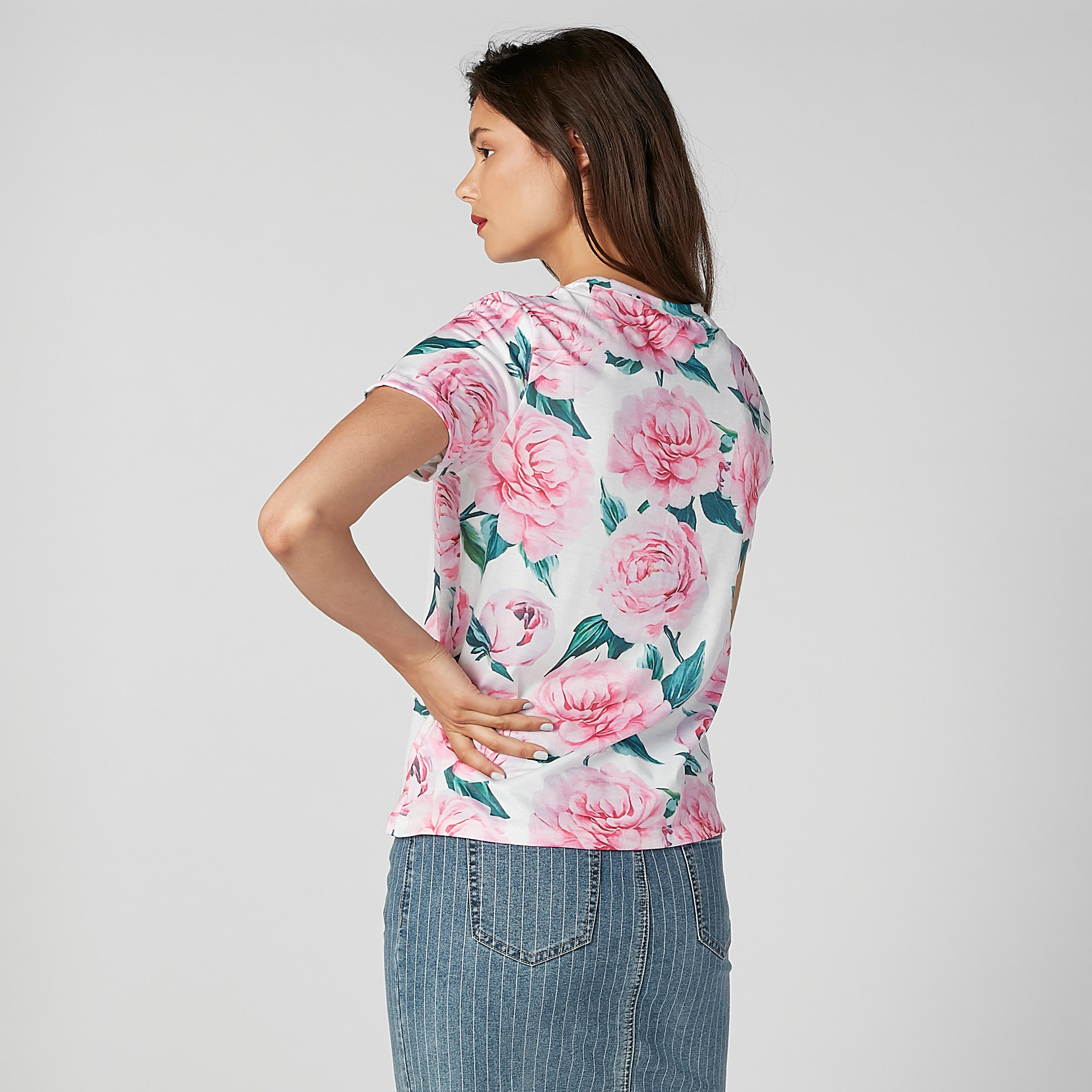 تيشيرت بياقة مستديرة وأكمام قصيرة وطبعات زهرية من تو إكستريمز-women-clothing-tshirts-image-4