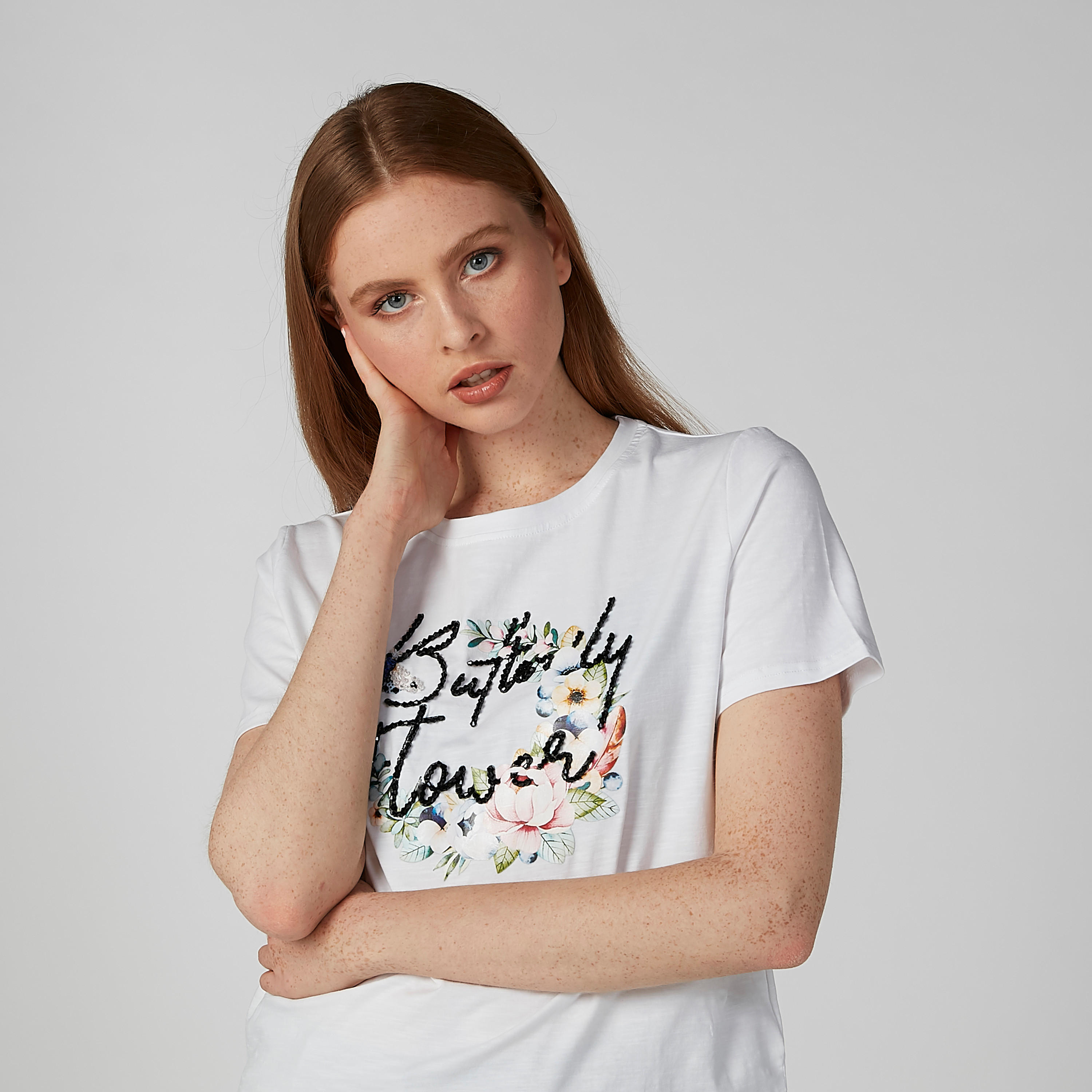 تيشيرت بياقة مستديرة وطبعات زهرية وتزيينات-women-clothing-tshirts-image-1