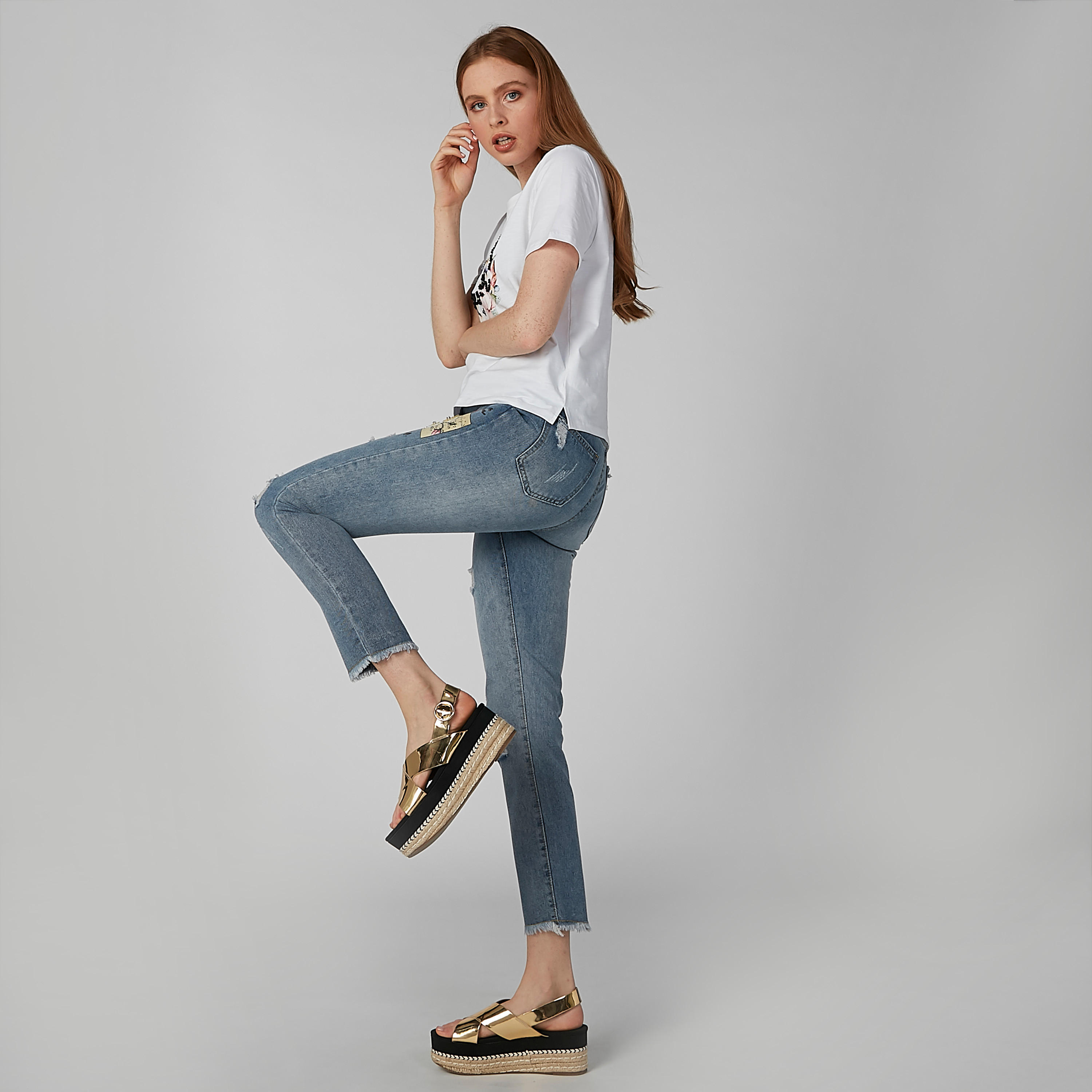 تيشيرت بياقة مستديرة وطبعات زهرية وتزيينات-women-clothing-tshirts-image-3