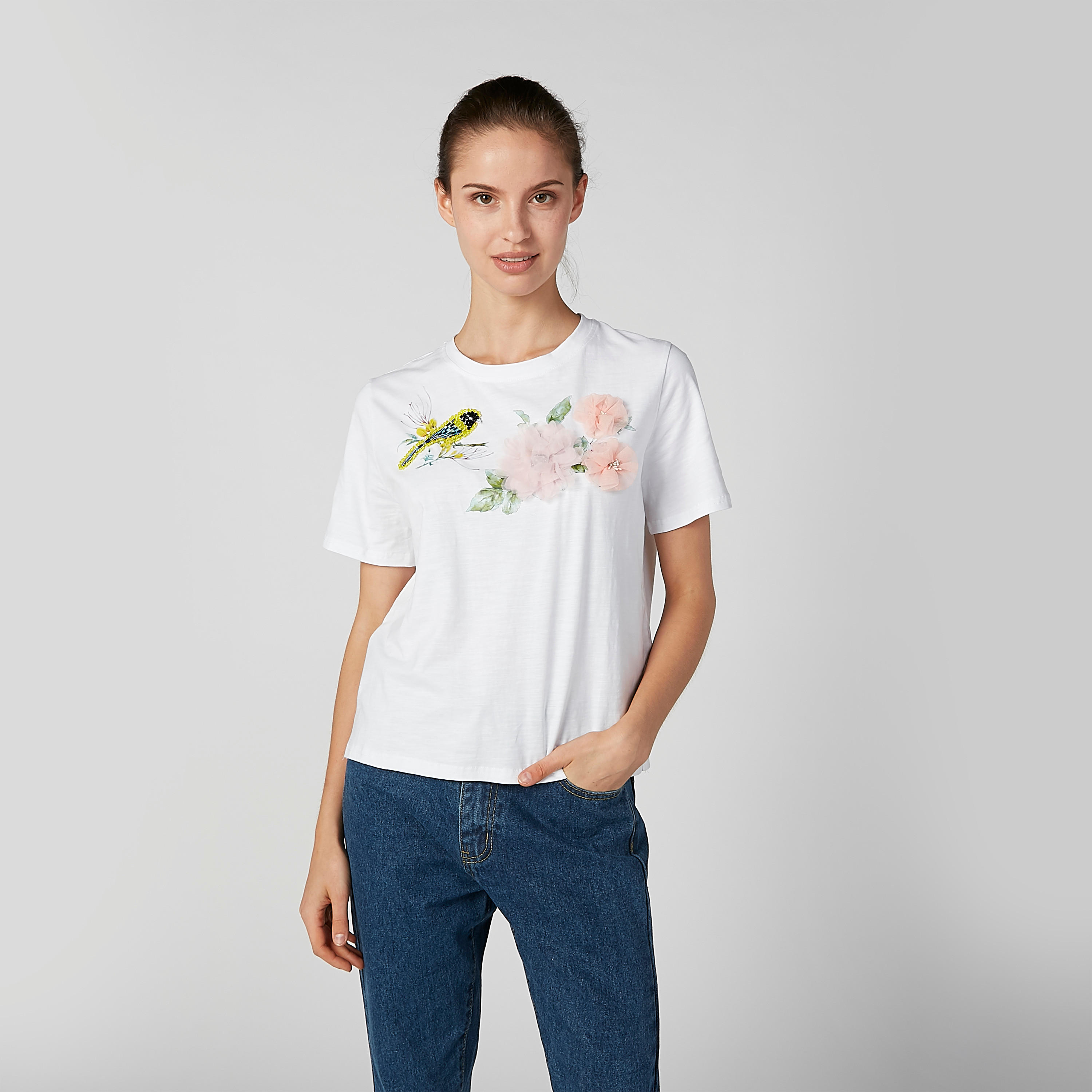 تيشيرت بياقة مستديرة وتزيينات زهرية وطبعات جرافيك من تو إكستريمز-women-clothing-tshirts-image-1