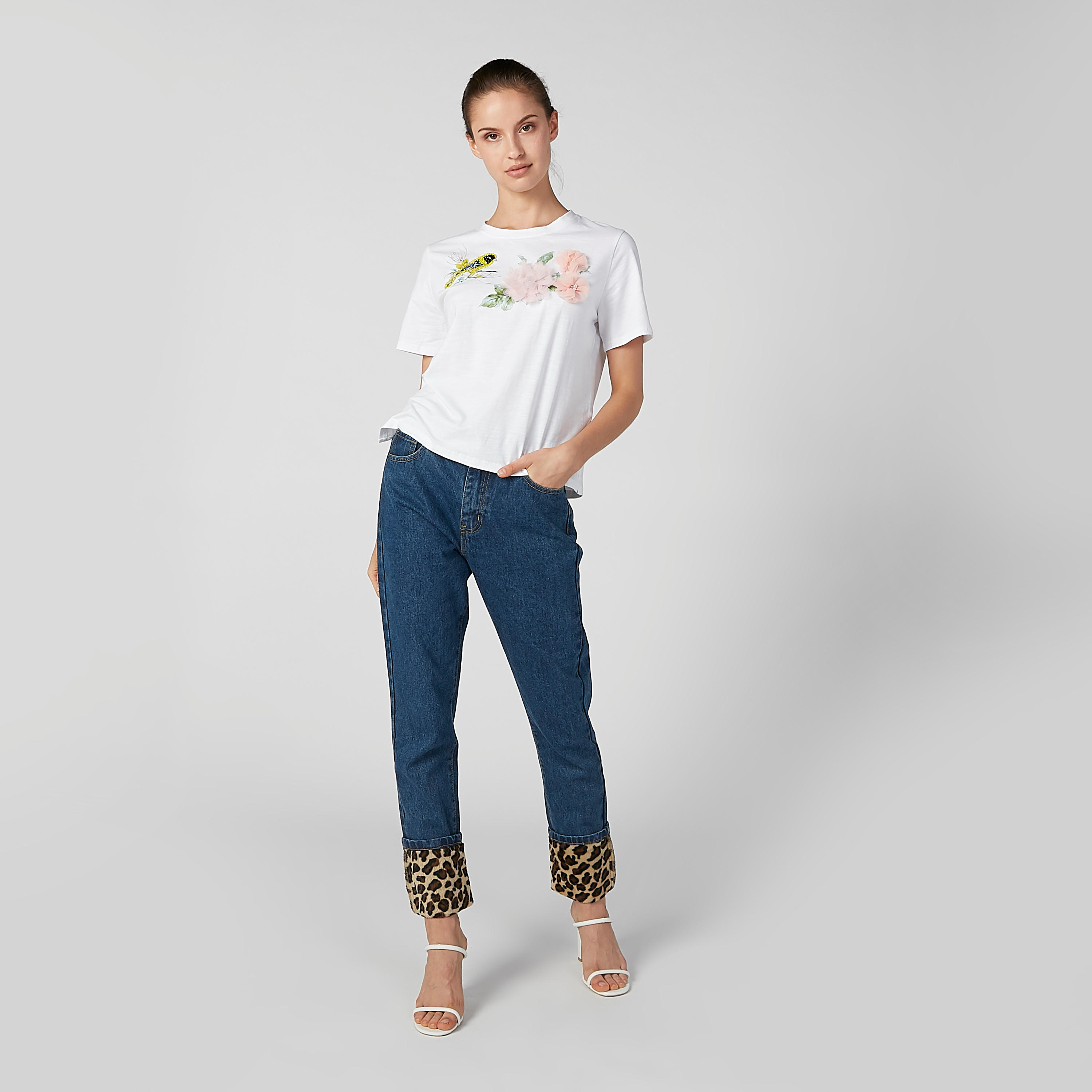 تيشيرت بياقة مستديرة وتزيينات زهرية وطبعات جرافيك من تو إكستريمز-women-clothing-tshirts-image-2