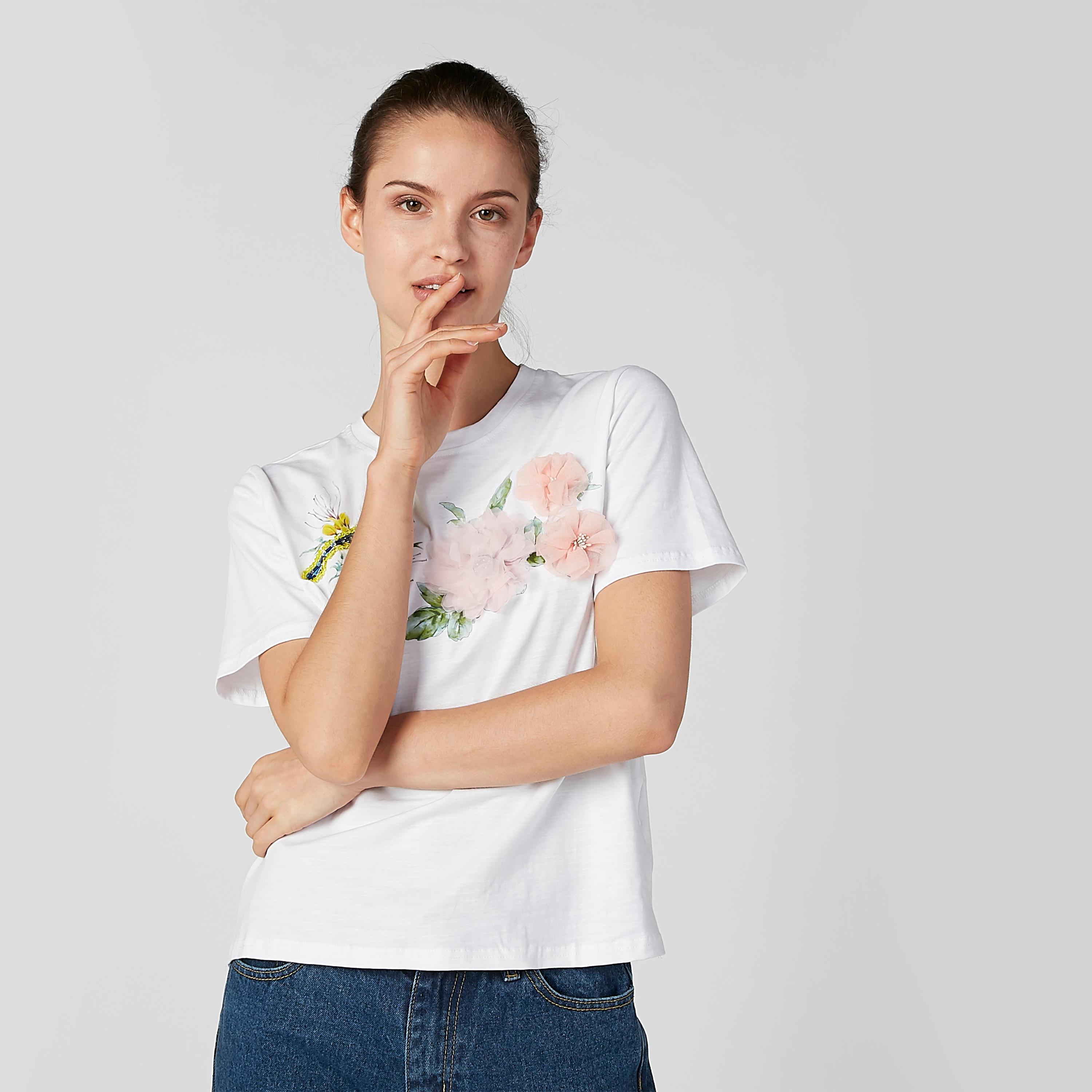 تيشيرت بياقة مستديرة وتزيينات زهرية وطبعات جرافيك من تو إكستريمز-women-clothing-tshirts-image-3