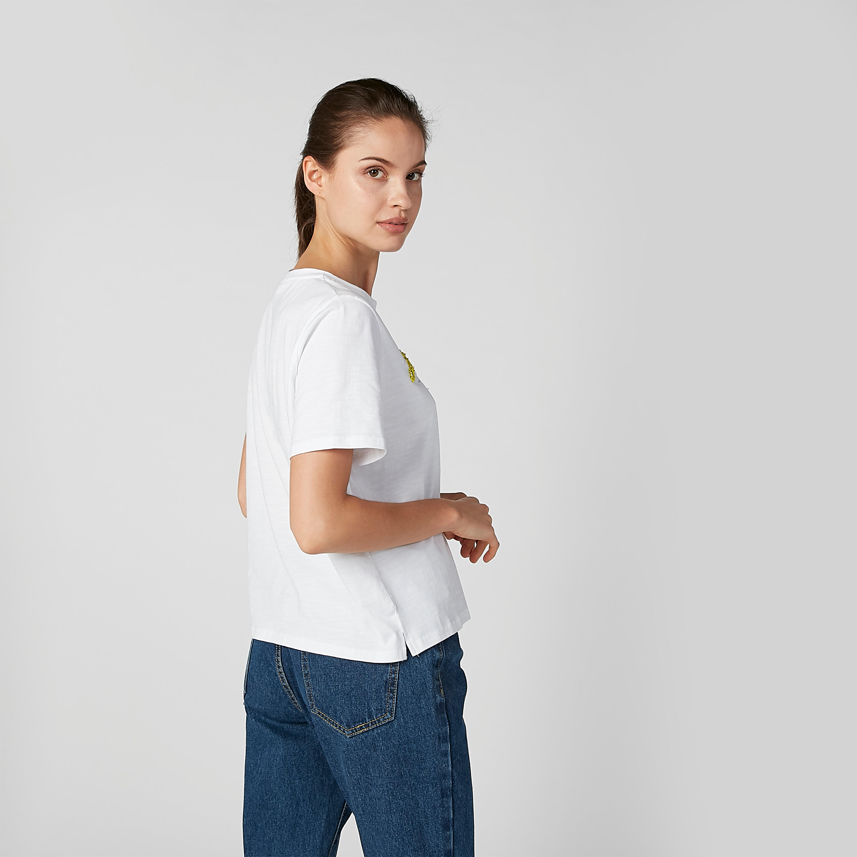 تيشيرت بياقة مستديرة وتزيينات زهرية وطبعات جرافيك من تو إكستريمز-women-clothing-tshirts-image-4