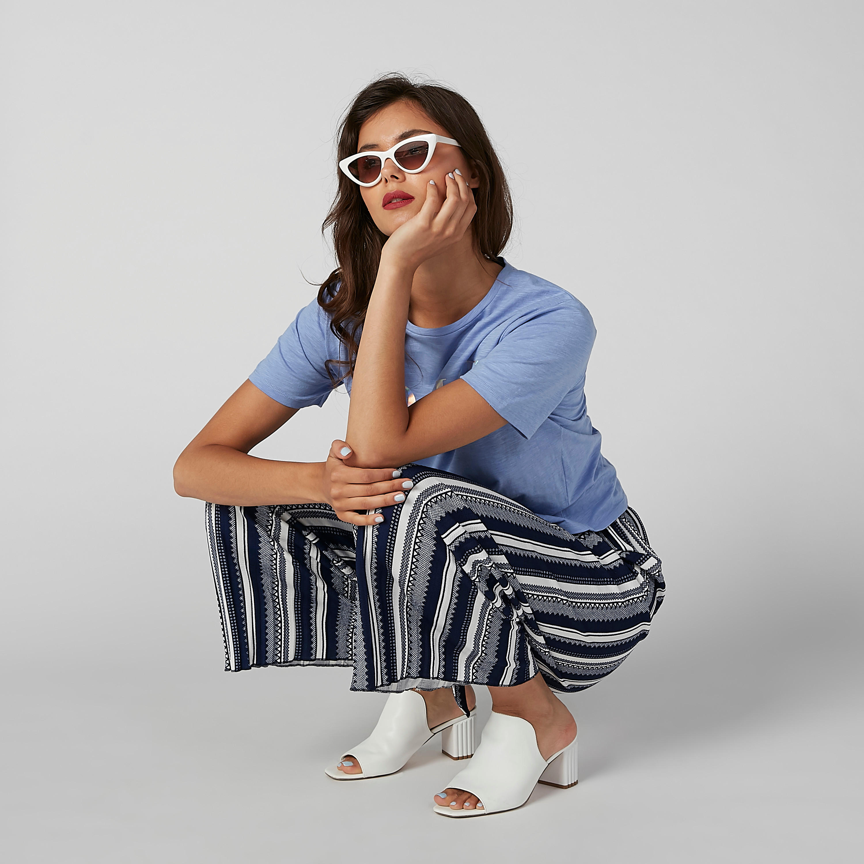 بنطال واسع الساقين طويل ومقلّم بخصر مرن برباط من تو إكستريمز-women-clothing-bottoms-trousers-image-2