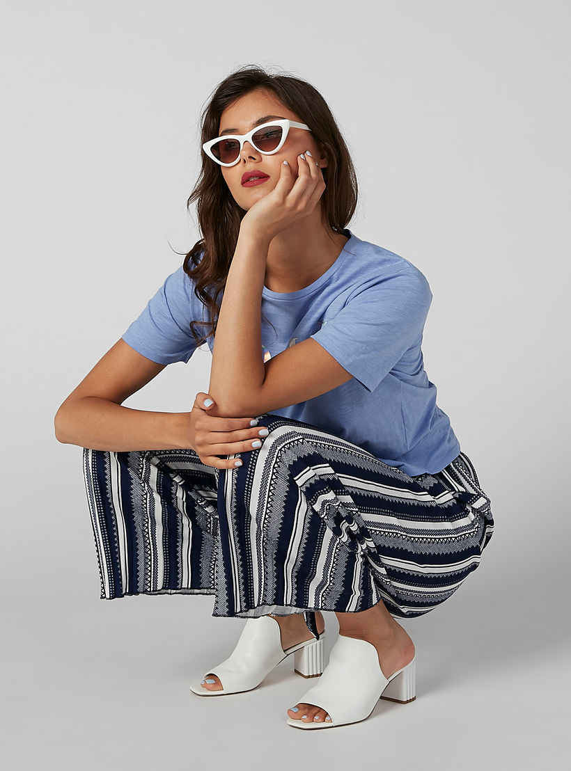 بنطال واسع الساقين طويل ومقلّم بخصر مرن برباط من تو إكستريمز-women-clothing-bottoms-trousers-image-2