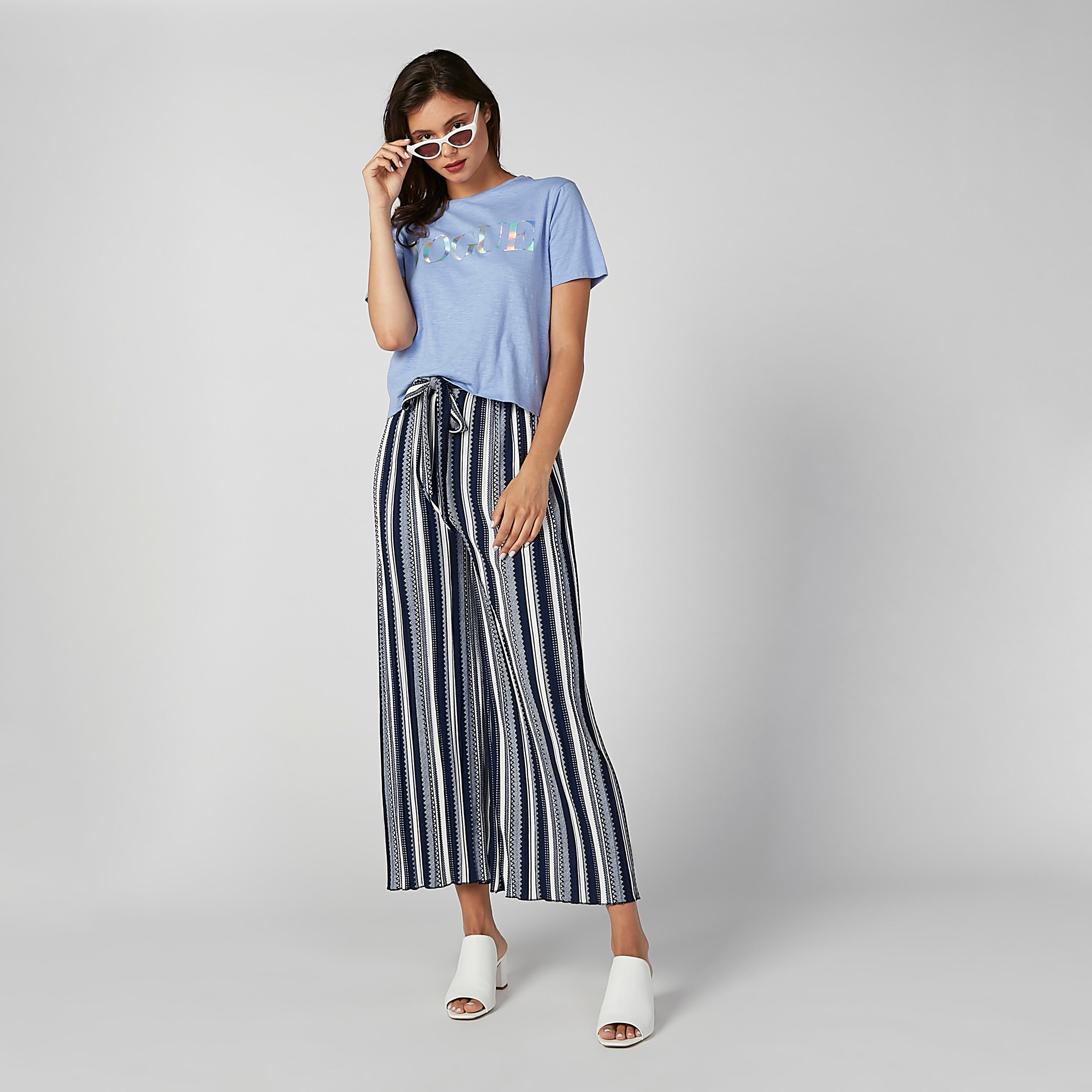 بنطال واسع الساقين طويل ومقلّم بخصر مرن برباط من تو إكستريمز-women-clothing-bottoms-trousers-image-3