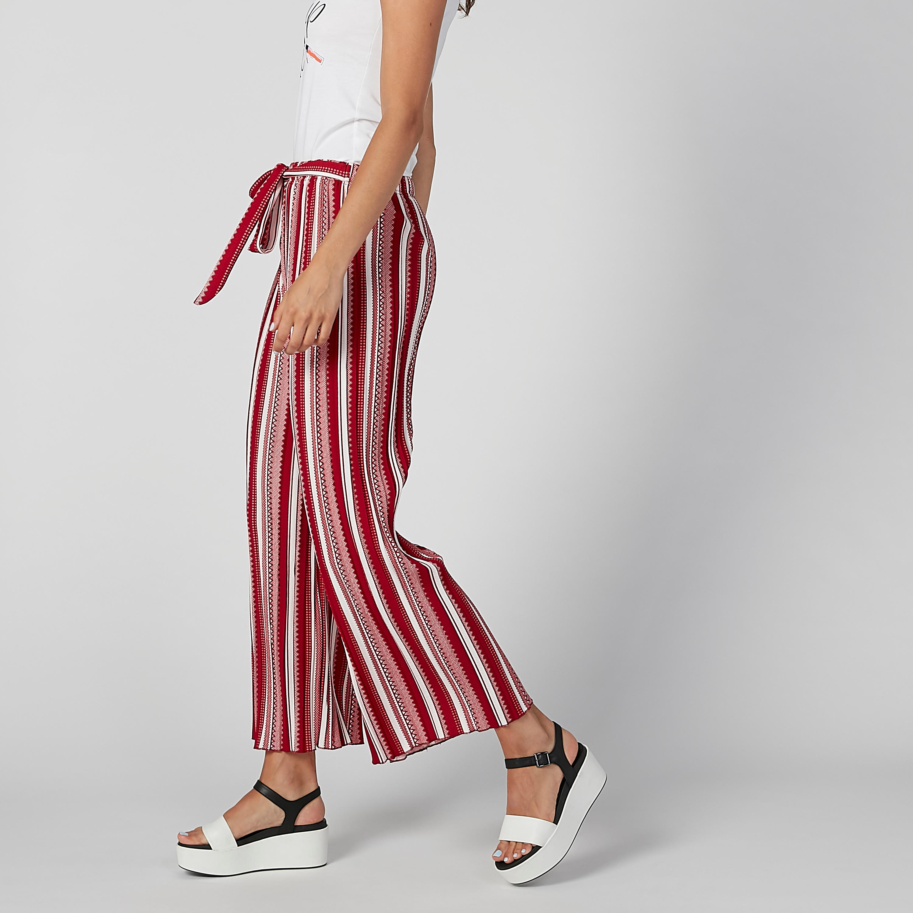 بنطال واسع الساقين طويل ومقلّم بخصر مرن برباط من تو إكستريمز-women-clothing-bottoms-trousers-image-2