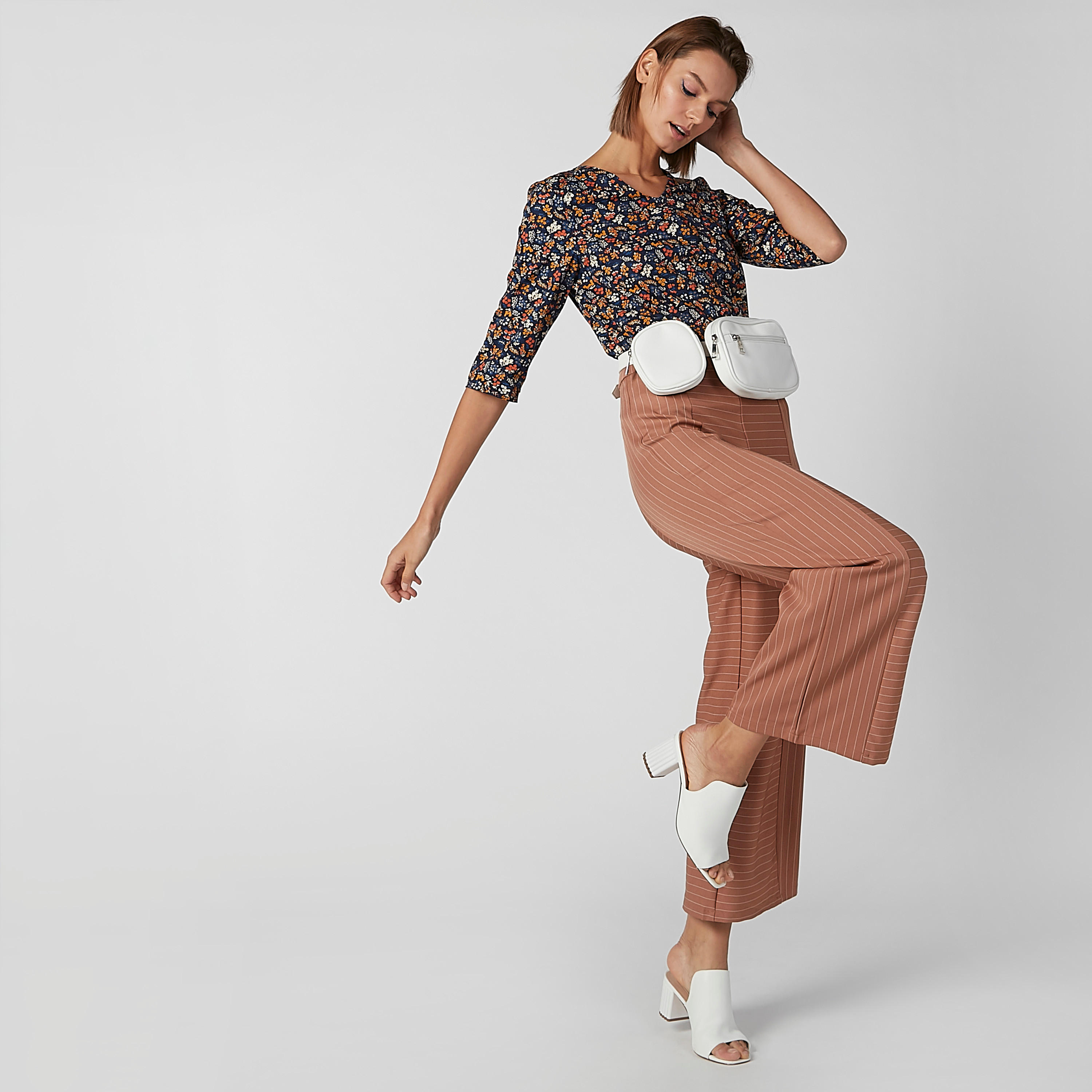 بنطال بالازو مقلّم بخصر مطّاطي متوسط الارتفاع-women-clothing-bottoms-trousers-image-1