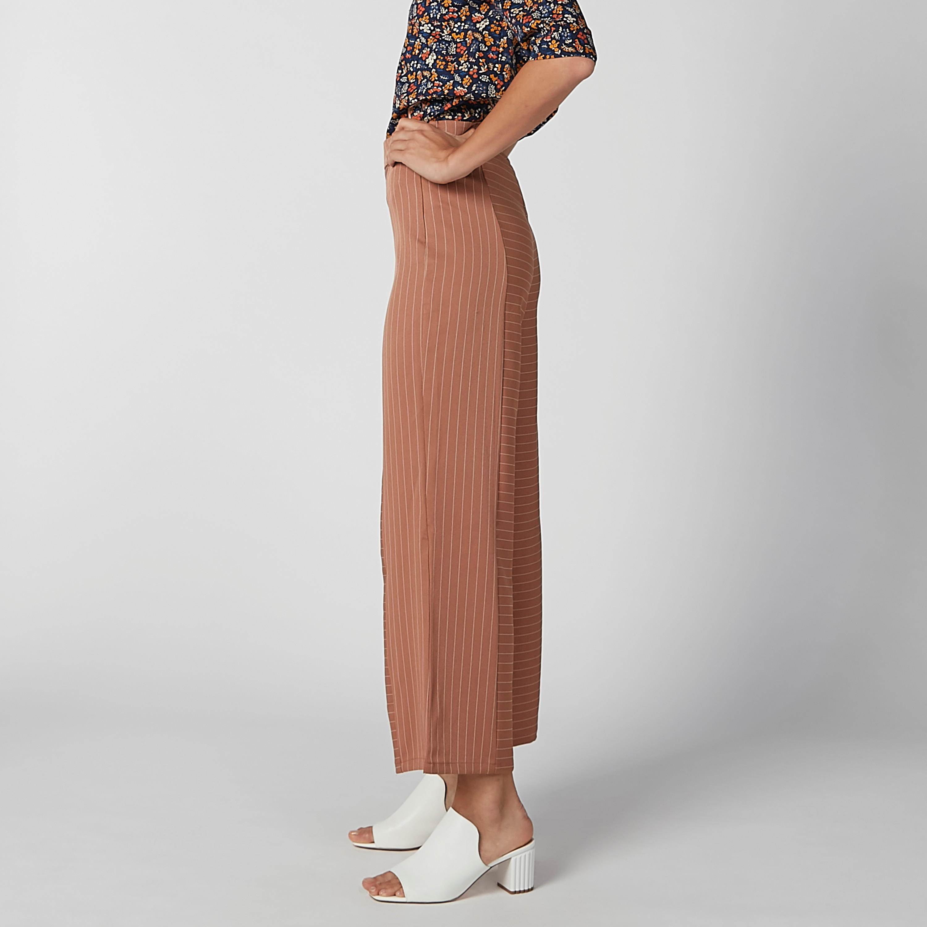 بنطال بالازو مقلّم بخصر مطّاطي متوسط الارتفاع-women-clothing-bottoms-trousers-image-4