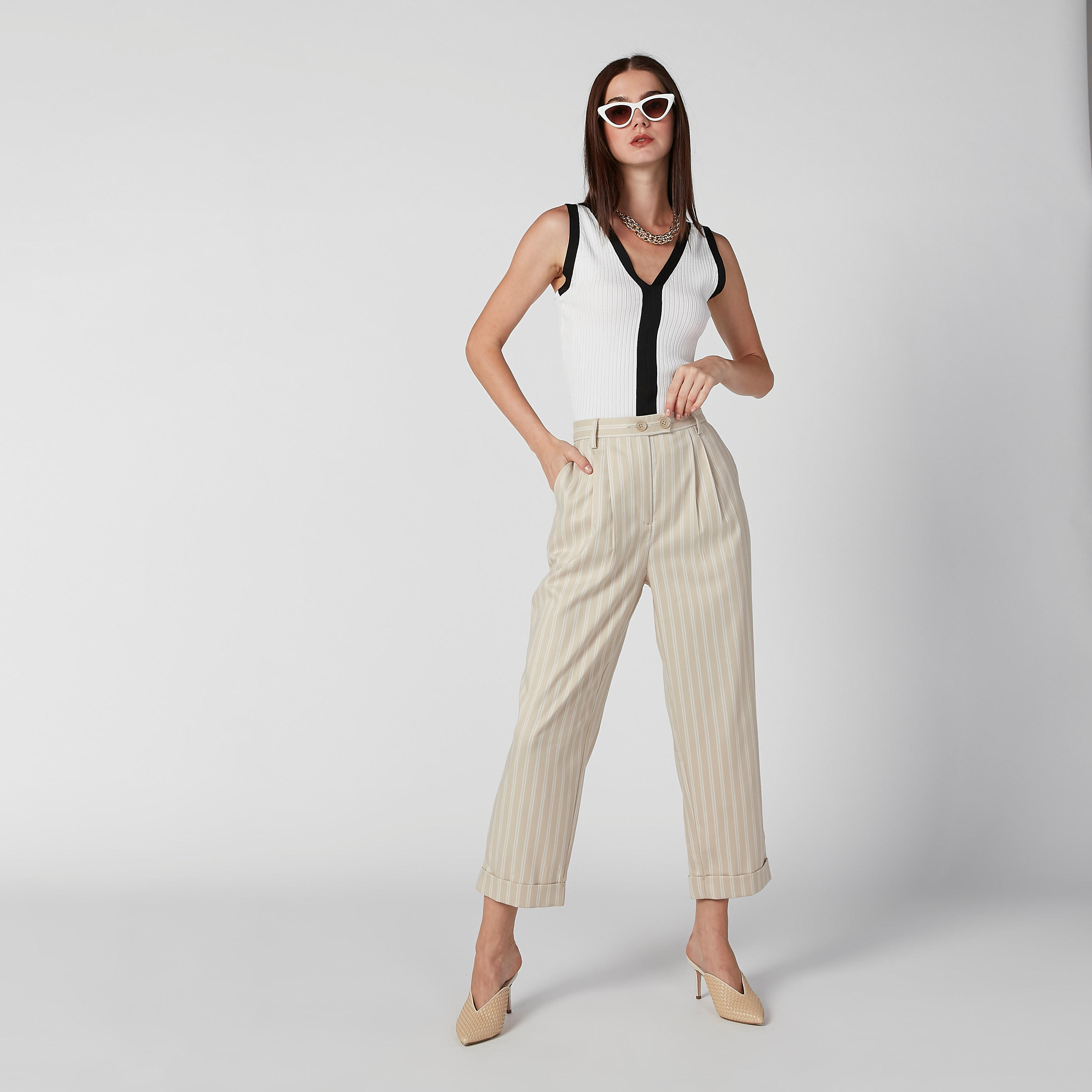 بلوزة بارزة الملمس دون أكمام بقصّة سكيني وياقة V-women-clothing-shirtsandblouses-blouses-image-1