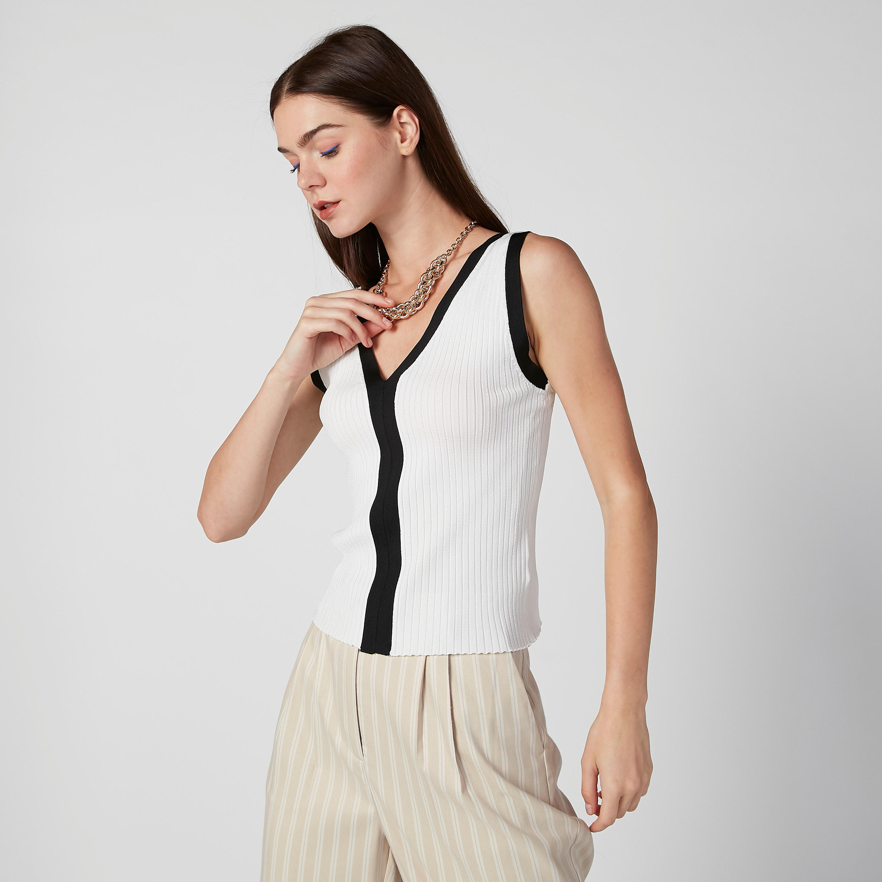 بلوزة بارزة الملمس دون أكمام بقصّة سكيني وياقة V-women-clothing-shirtsandblouses-blouses-image-2
