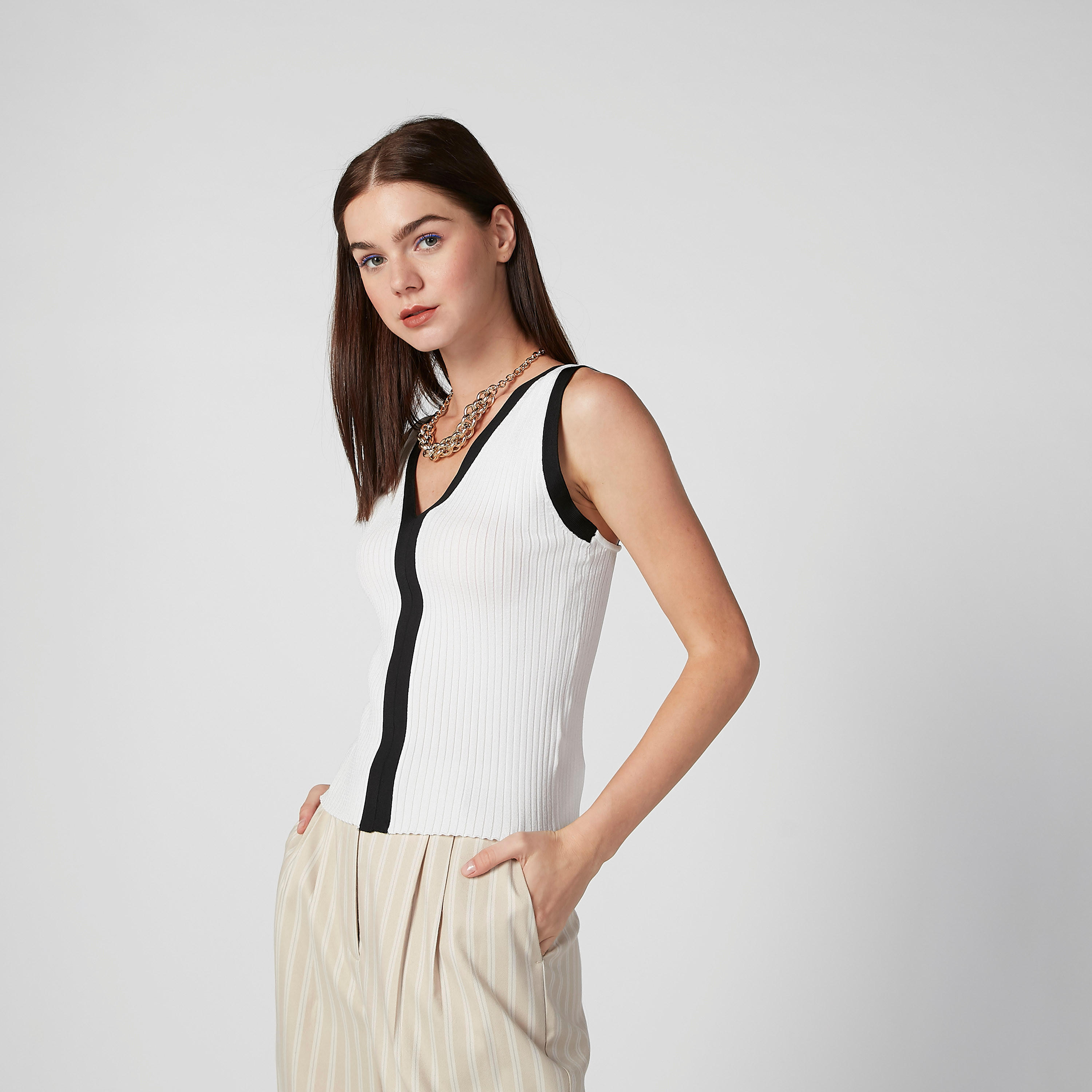 بلوزة بارزة الملمس دون أكمام بقصّة سكيني وياقة V-women-clothing-shirtsandblouses-blouses-image-4