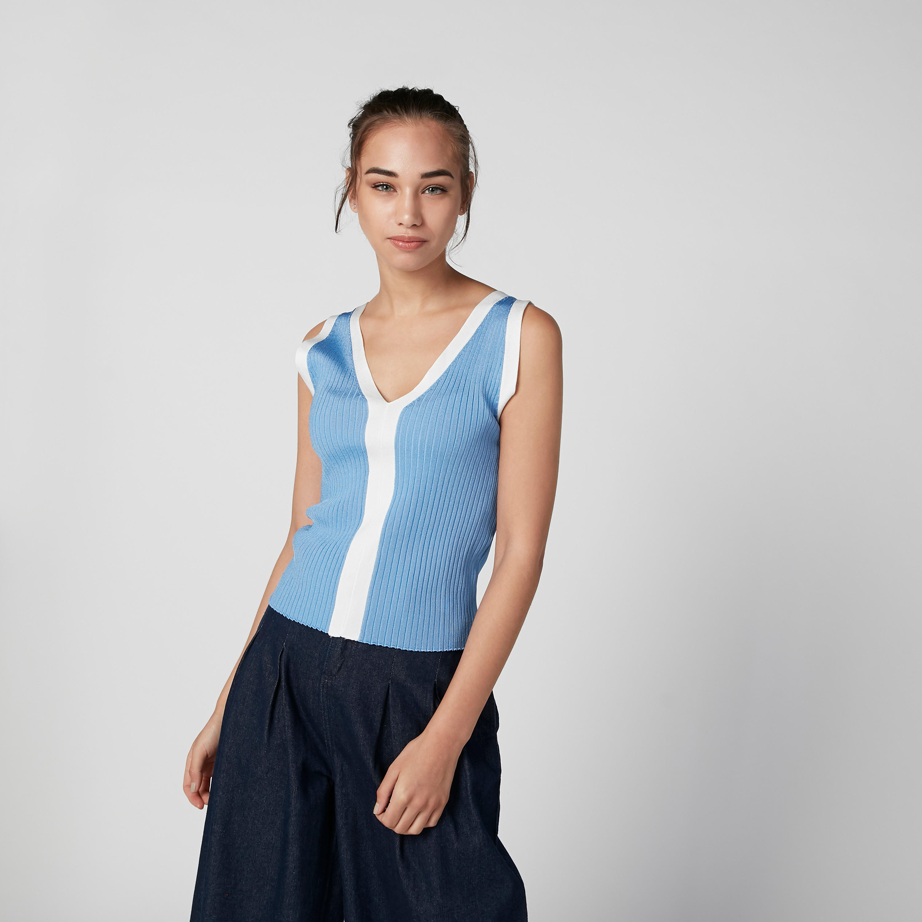 بلوزة بارزة الملمس دون أكمام بقصّة سكيني وياقة V-women-clothing-shirtsandblouses-blouses-image-1