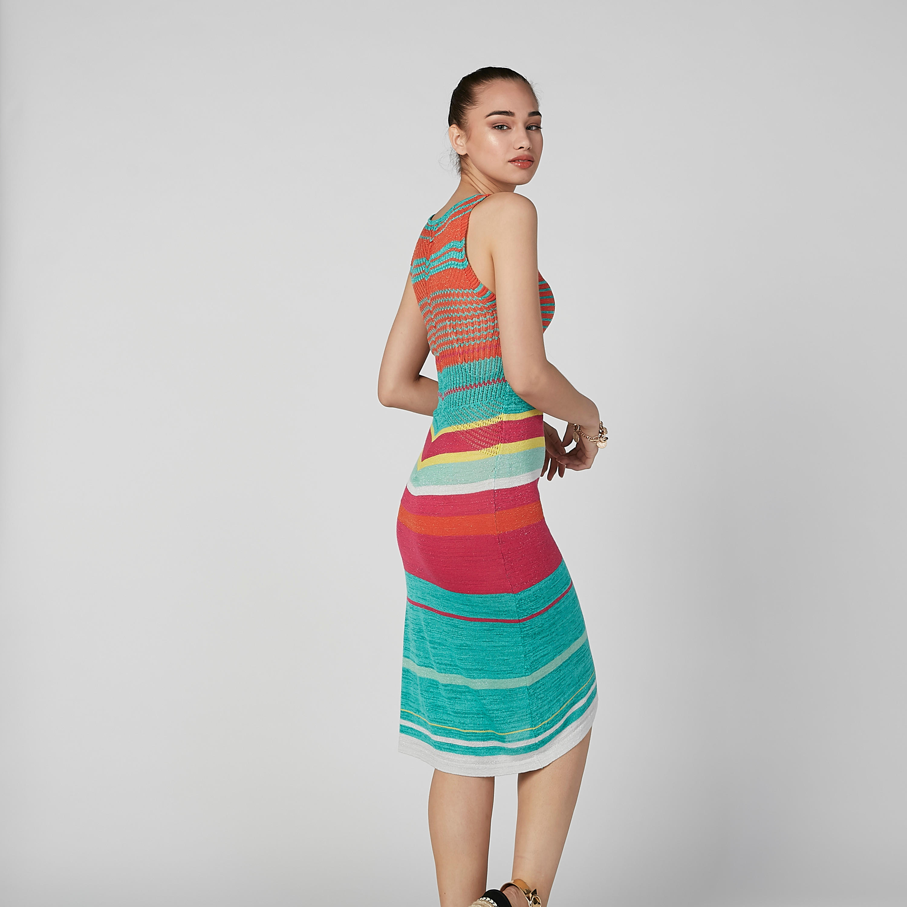 فستان مقلّم متوسط الطول دون أكمام بقصّة ضيقة وياقة عميقة-women-clothing-dresses-image-1